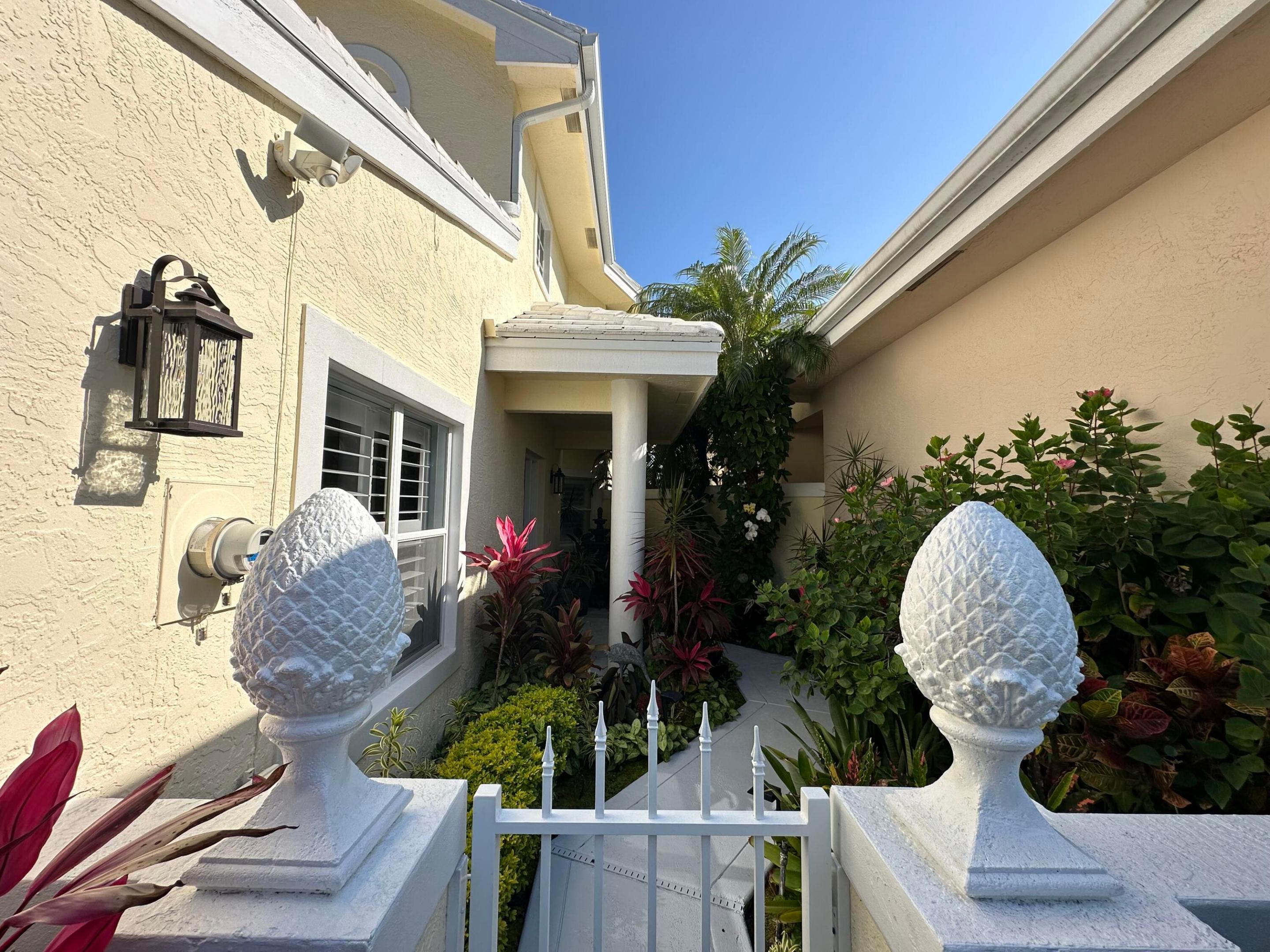 262 Canterbury Drive W