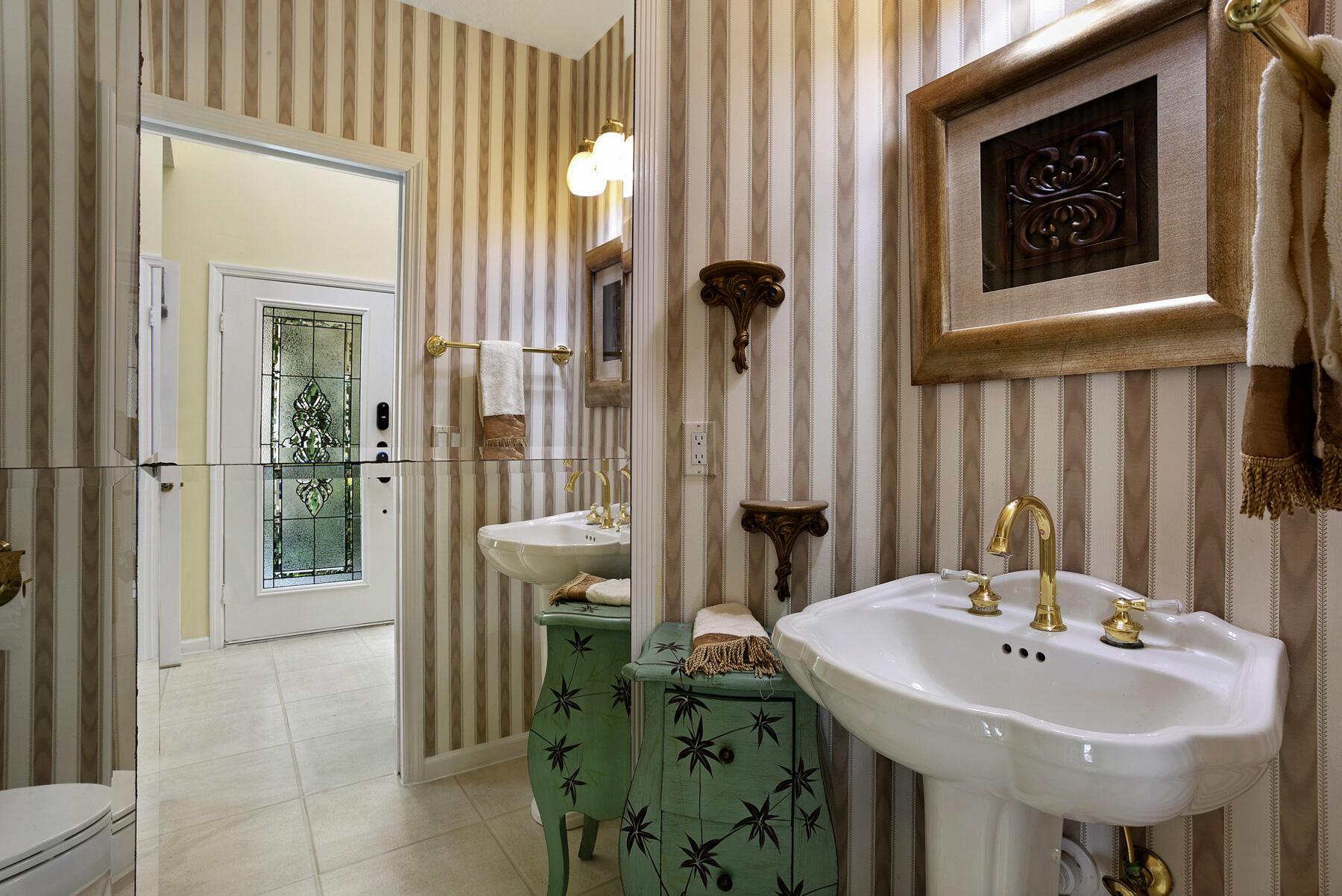 262 Canterbury Drive W