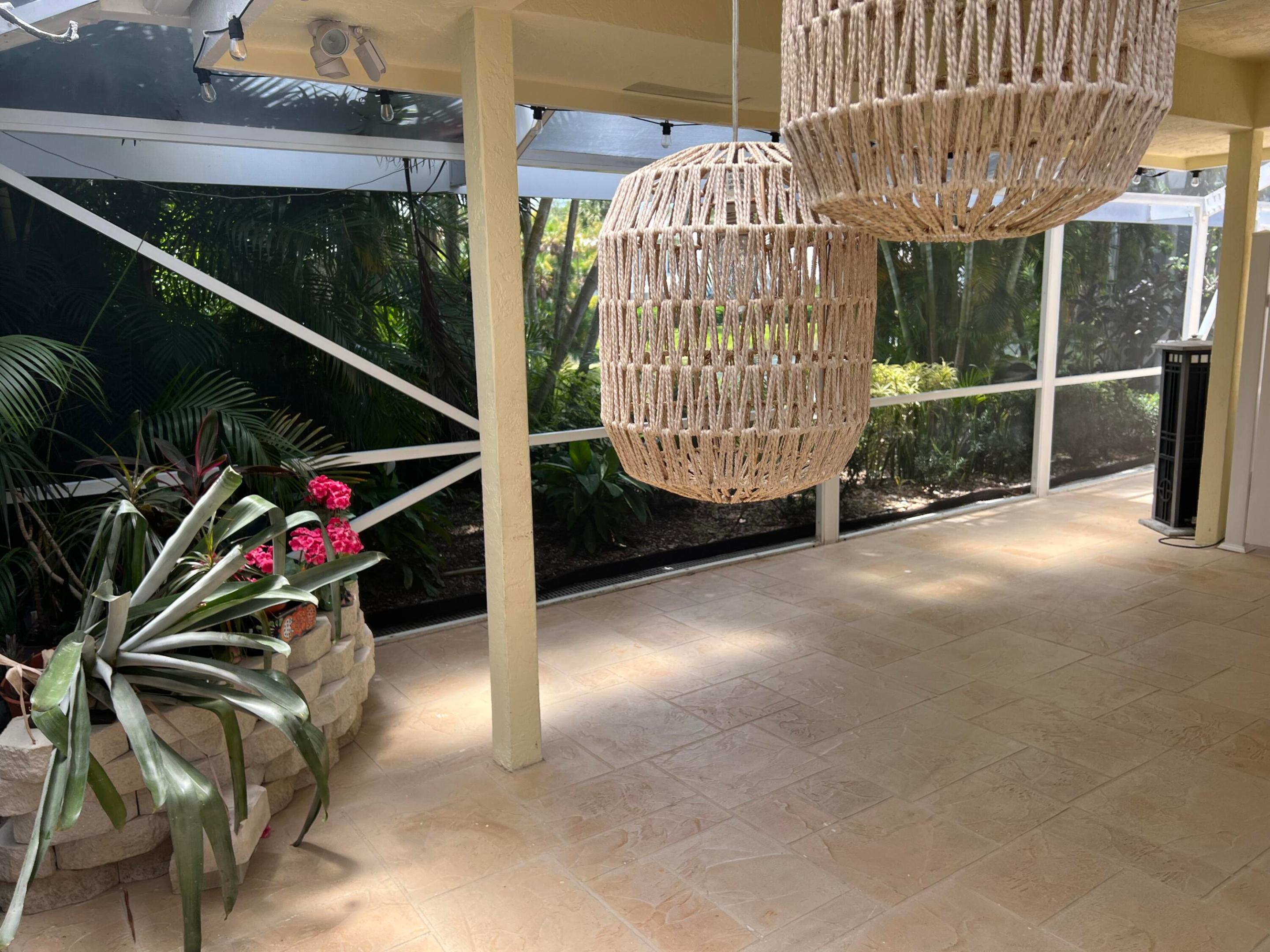 262 Canterbury Drive W