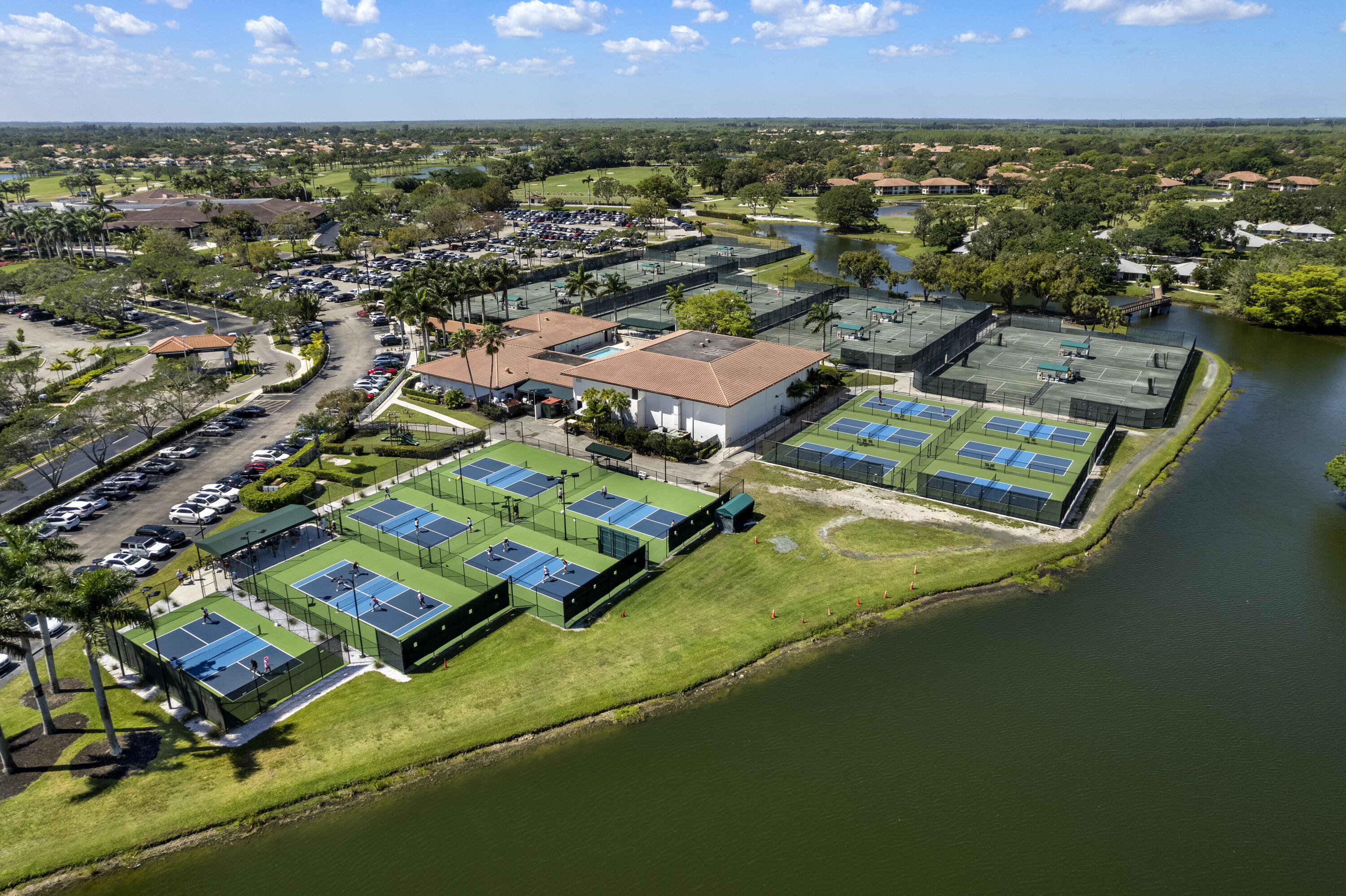 262 Canterbury Drive W