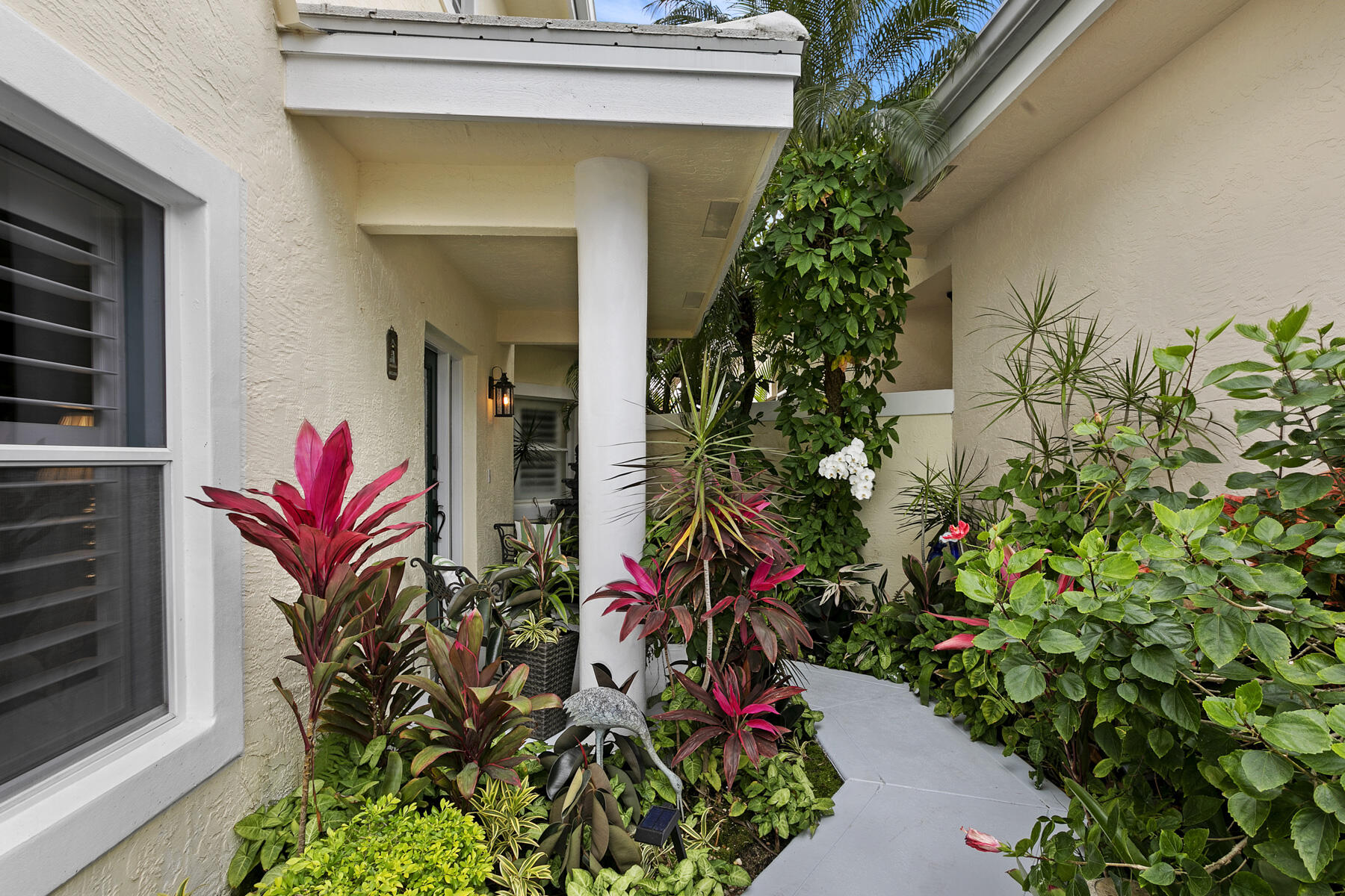 262 Canterbury Drive W