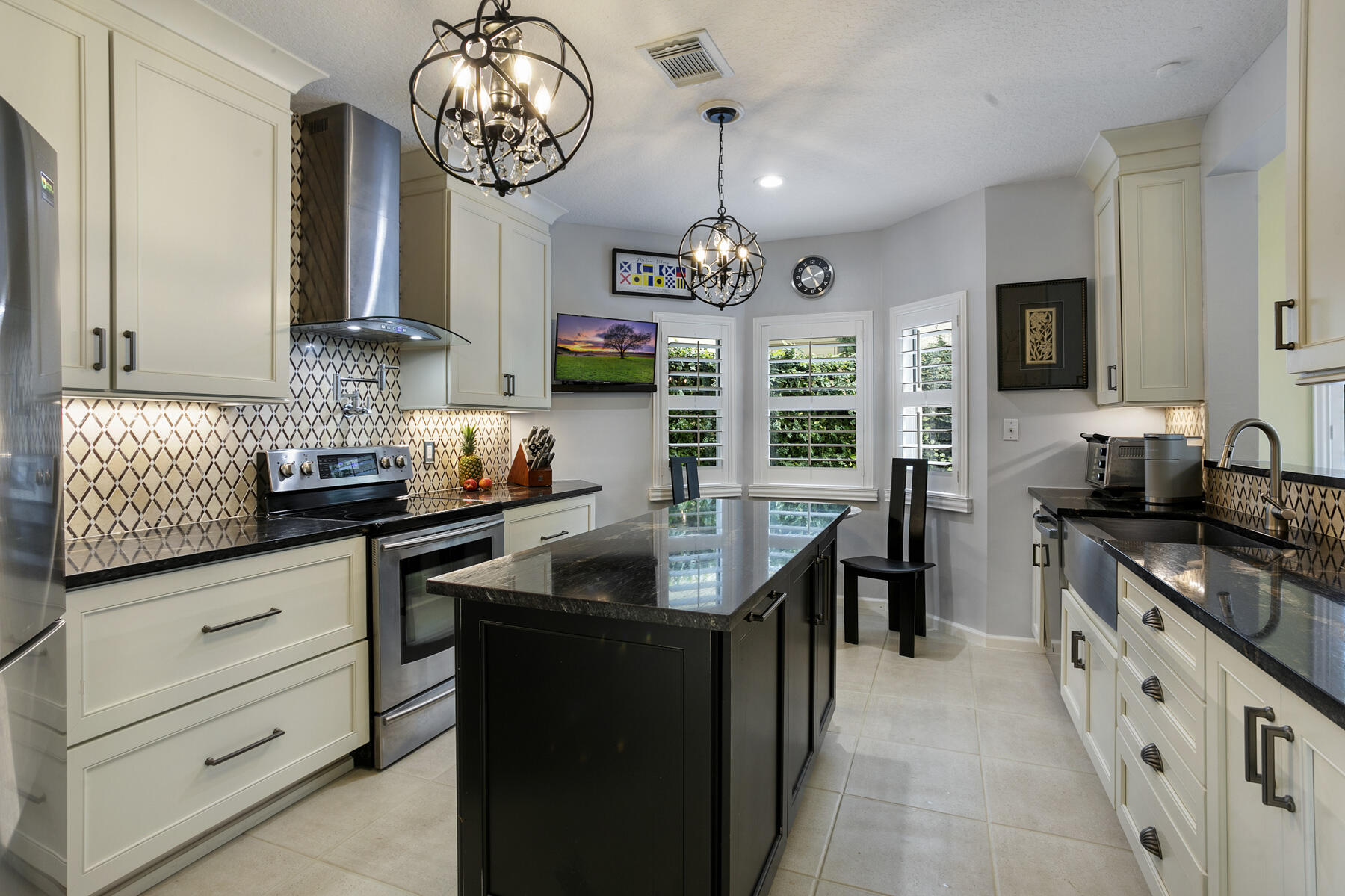 262 Canterbury Drive W