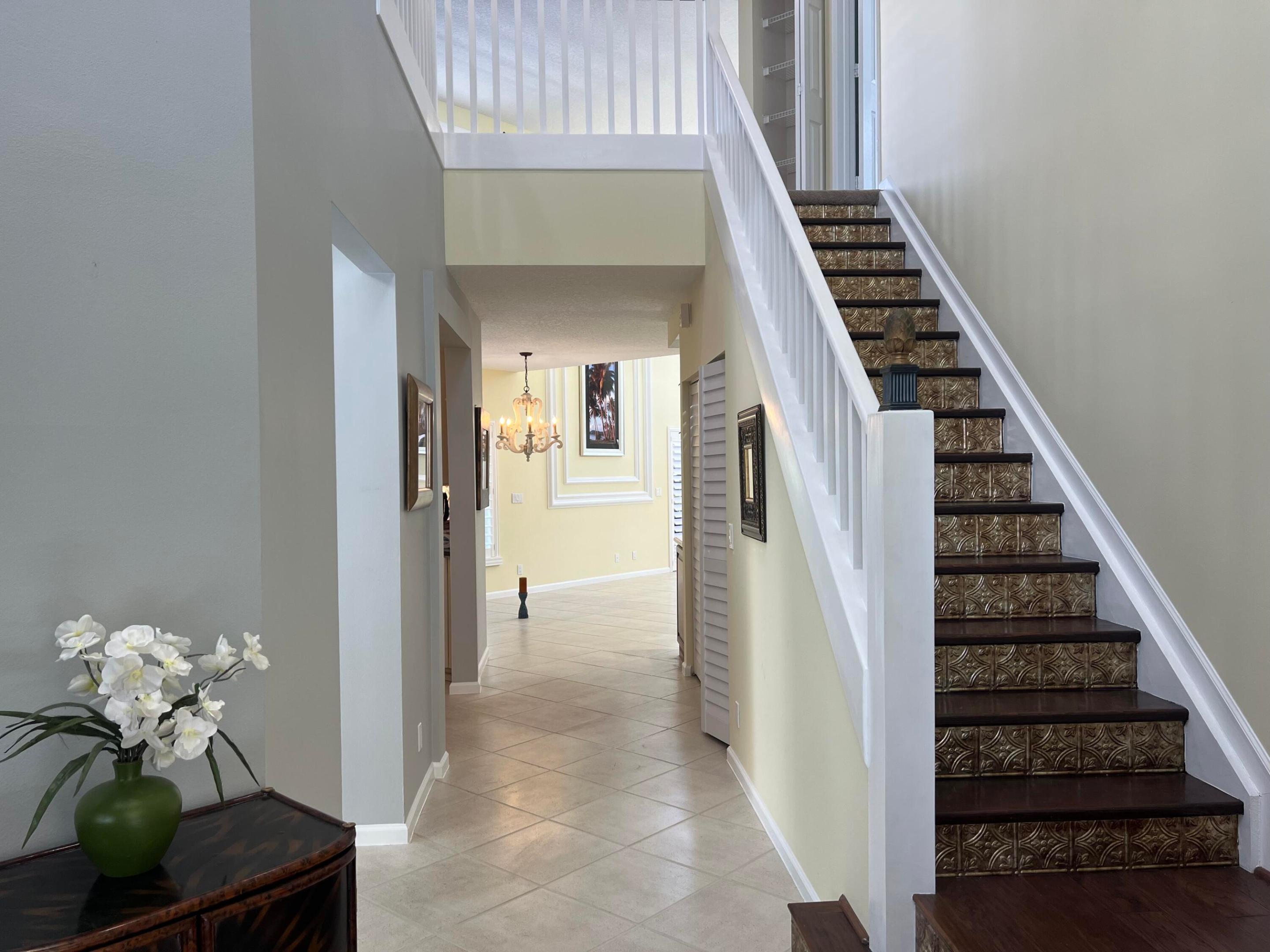 262 Canterbury Drive W