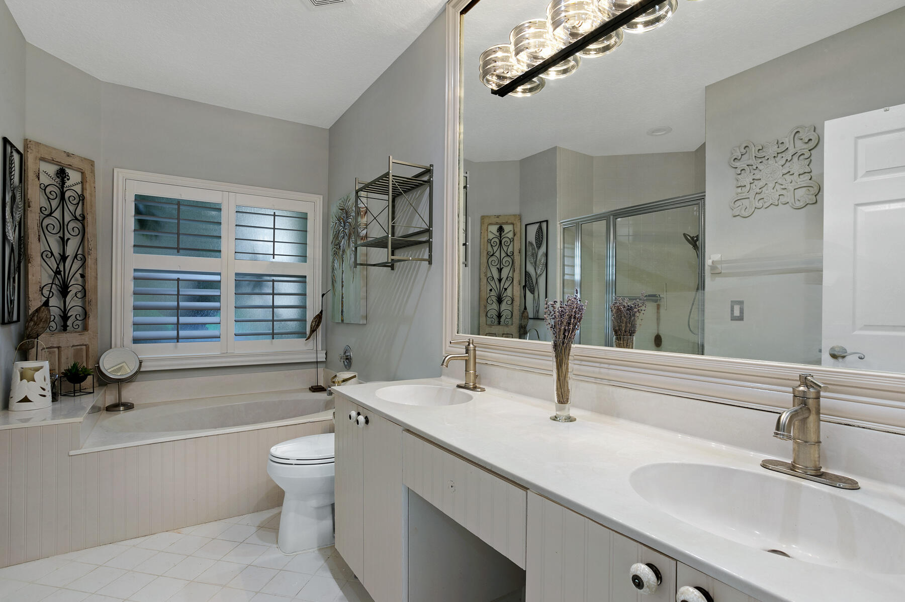 262 Canterbury Drive W