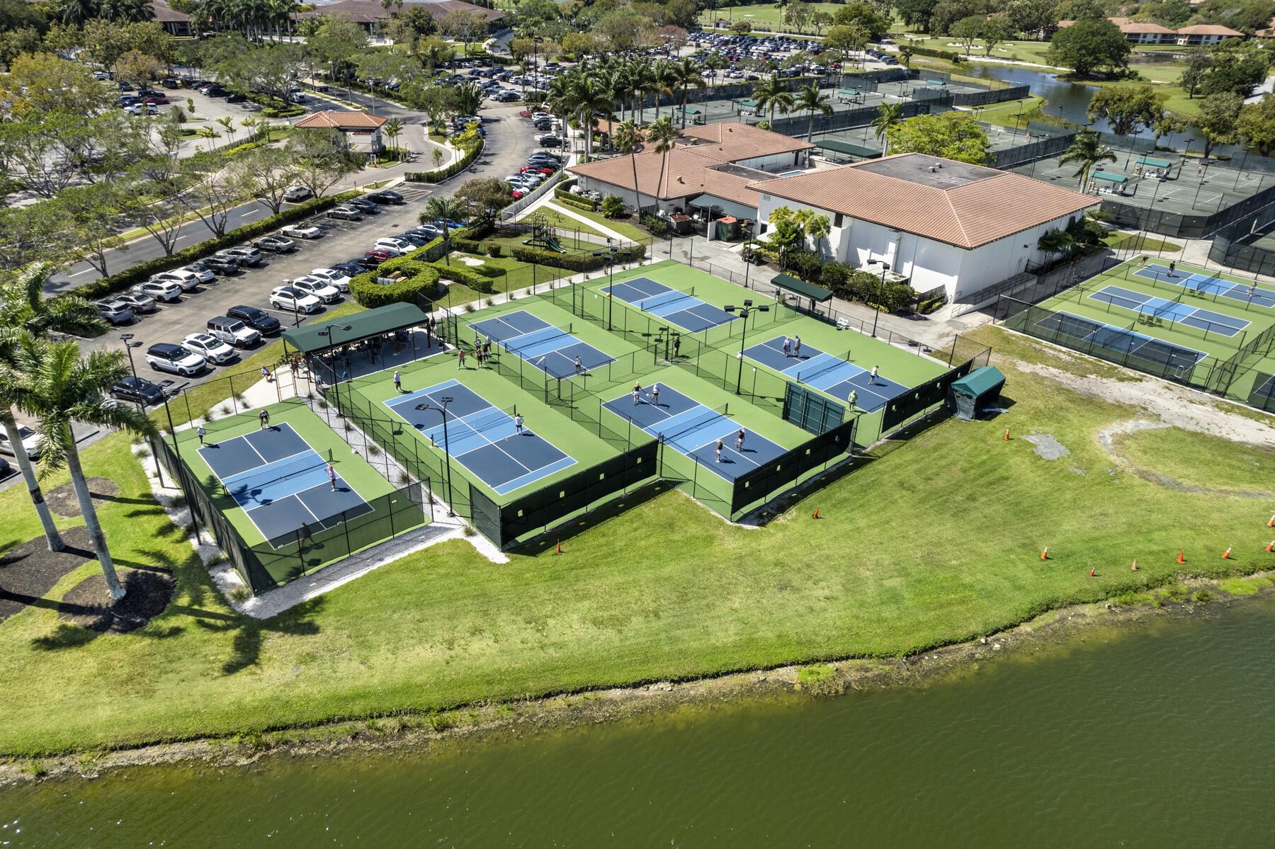 262 Canterbury Drive W