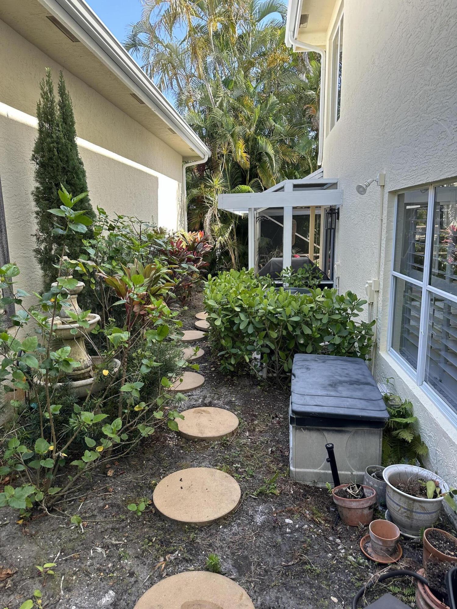 262 Canterbury Drive W