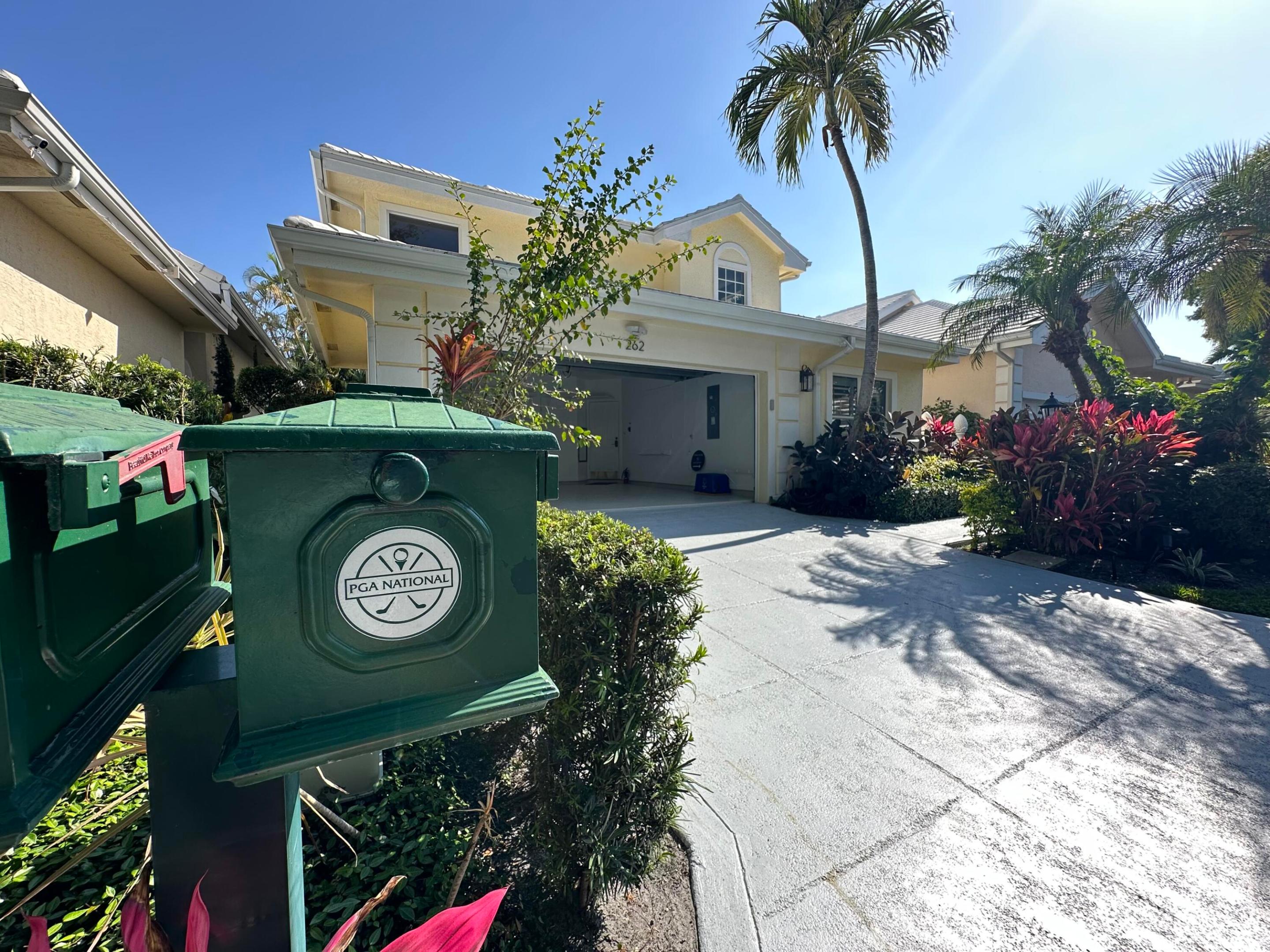 262 Canterbury Drive W