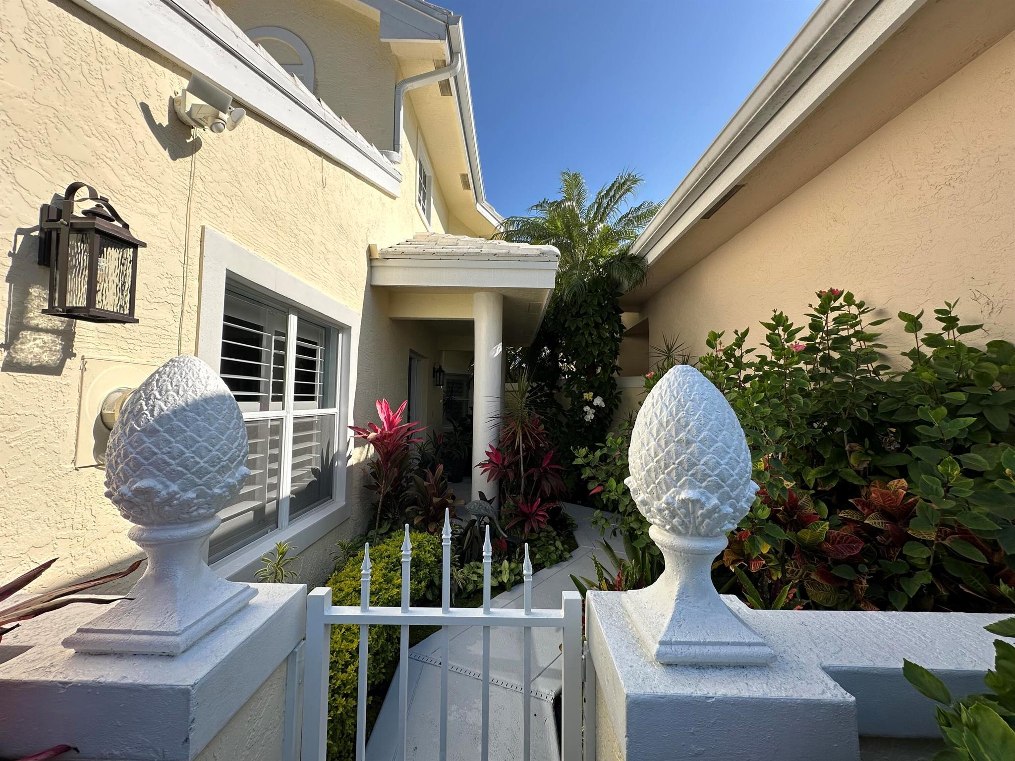 262 Canterbury Drive W