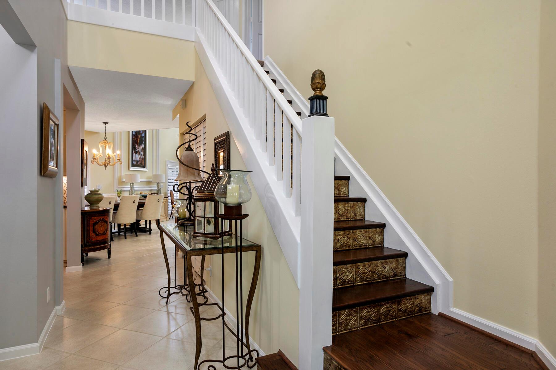 262 Canterbury Drive W