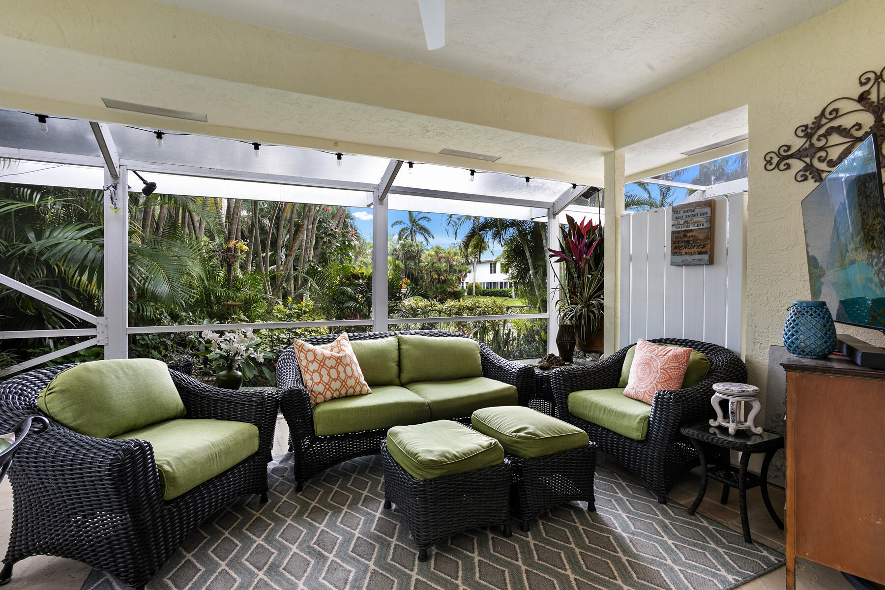 262 Canterbury Drive W