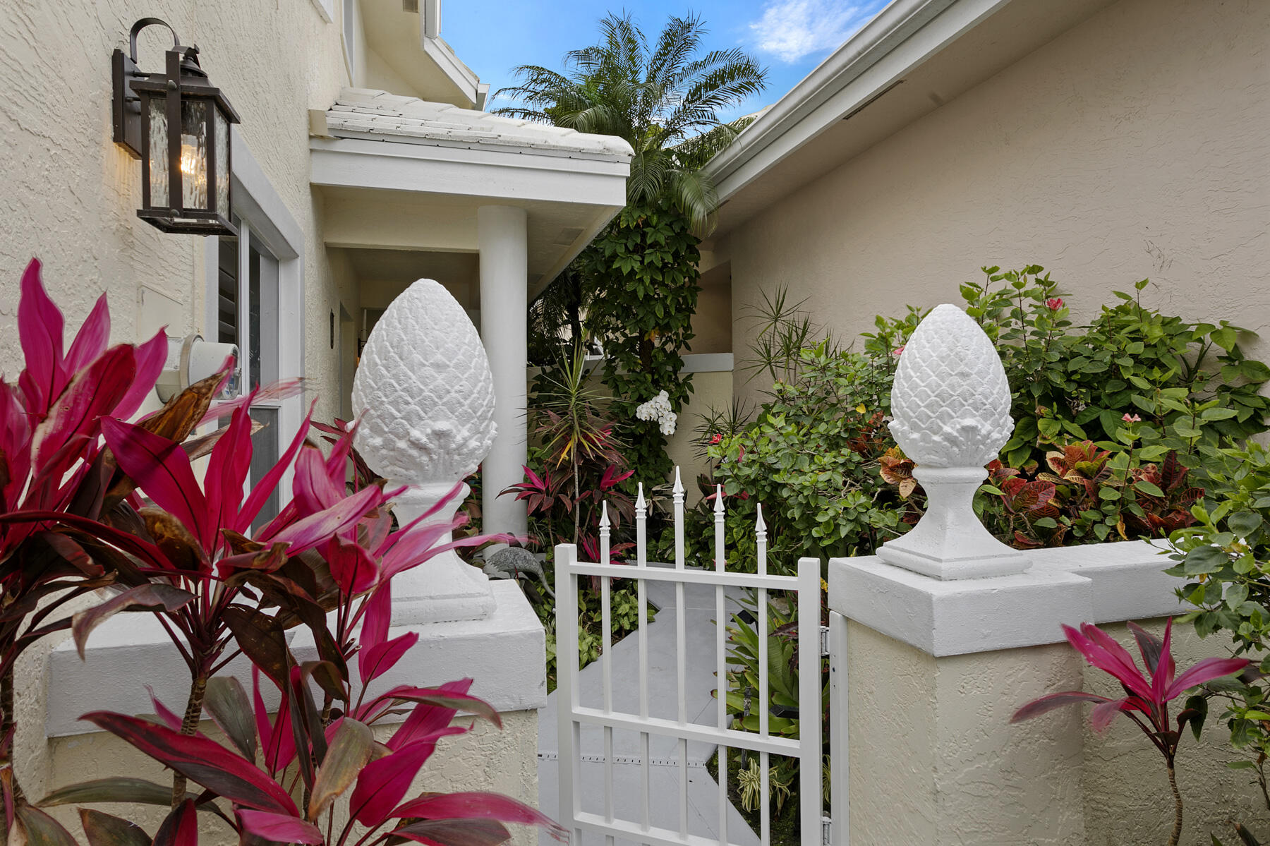 262 Canterbury Drive W