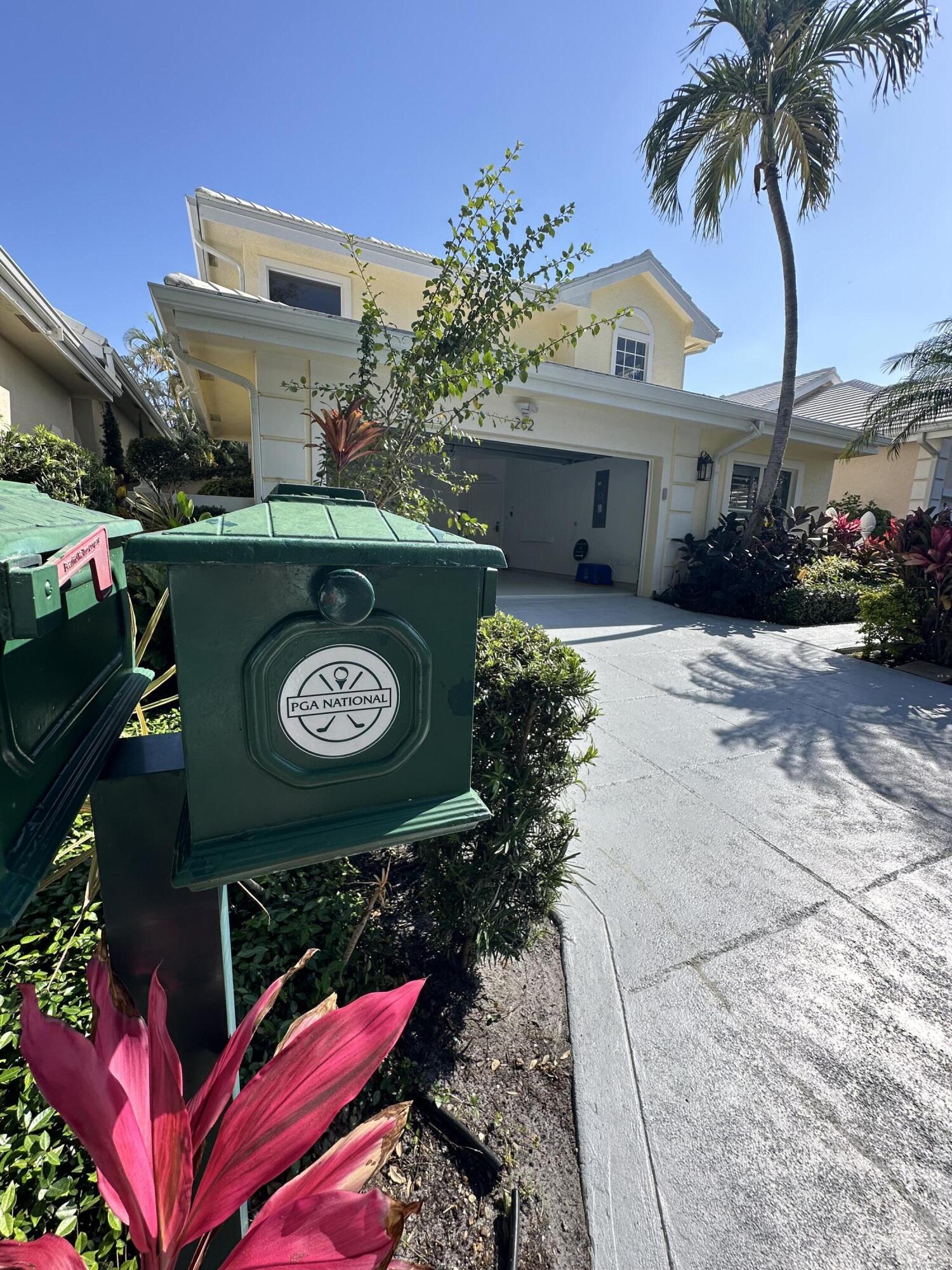 262 Canterbury Drive W