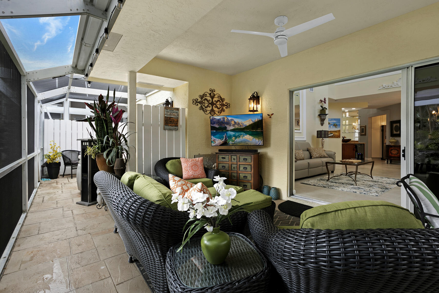 262 Canterbury Drive W