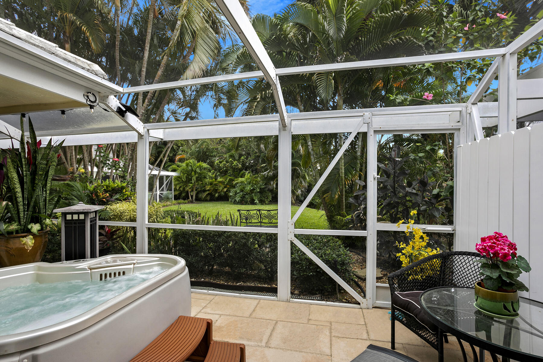 262 Canterbury Drive W