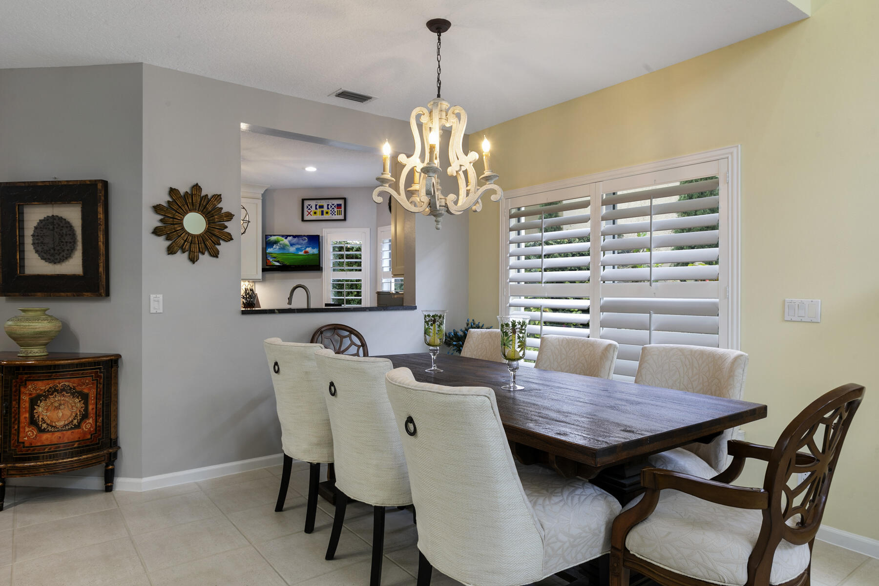 262 Canterbury Drive W