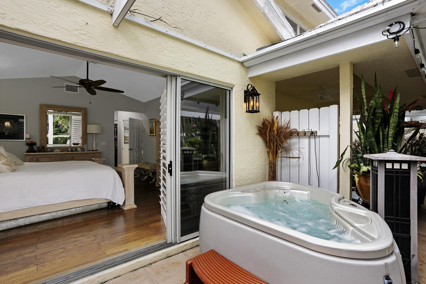 262 Canterbury Drive W