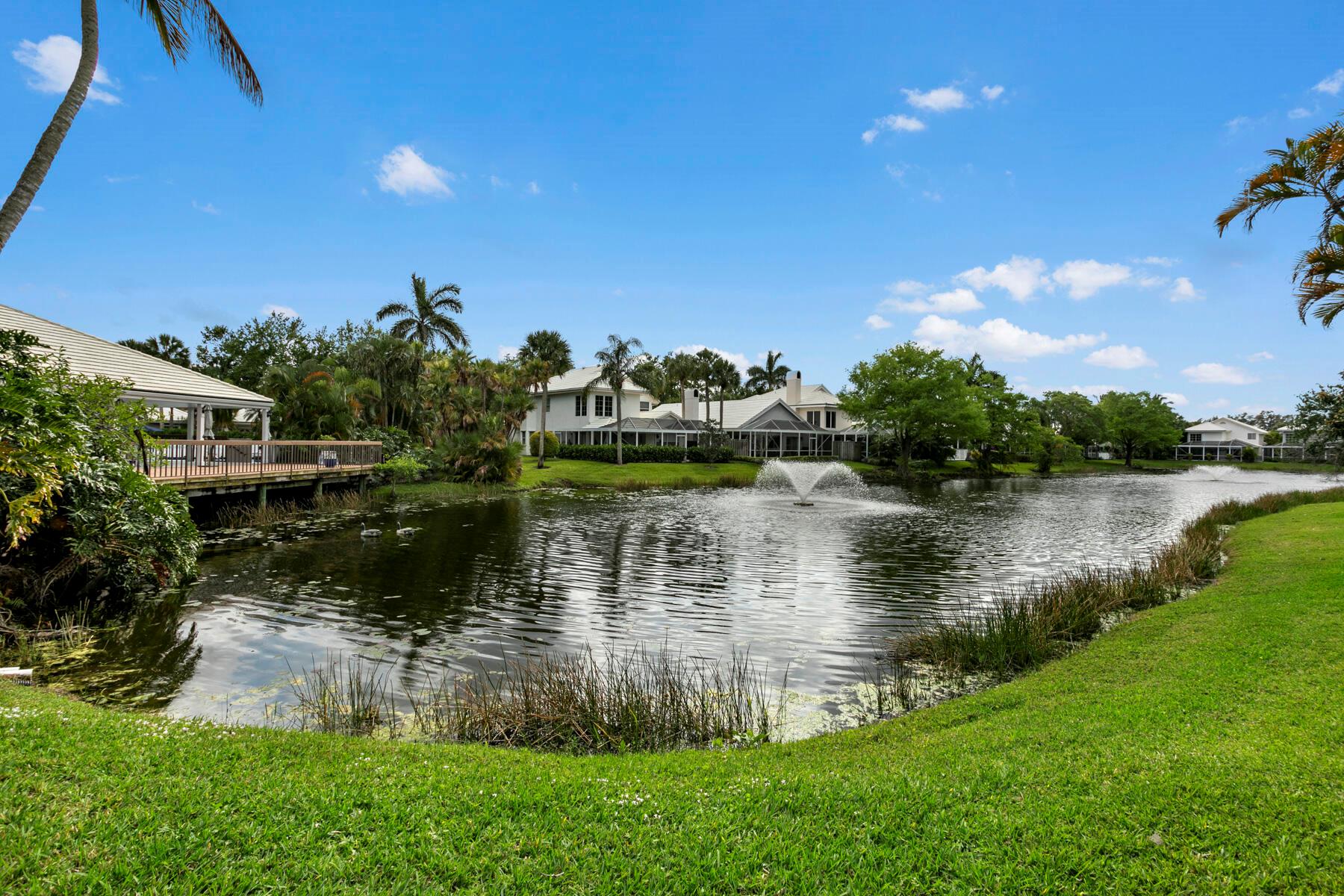 262 Canterbury Drive W