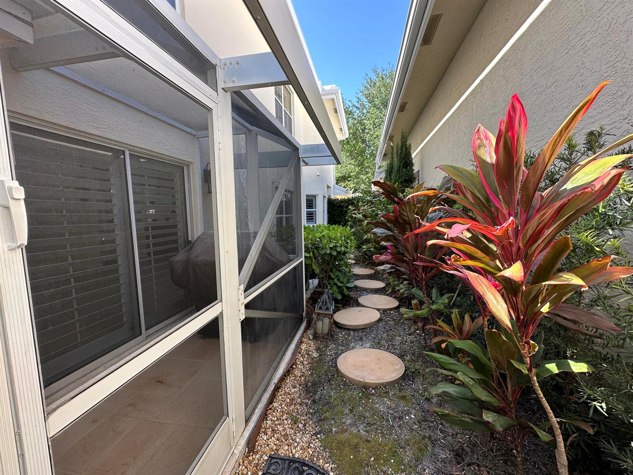 262 Canterbury Drive W