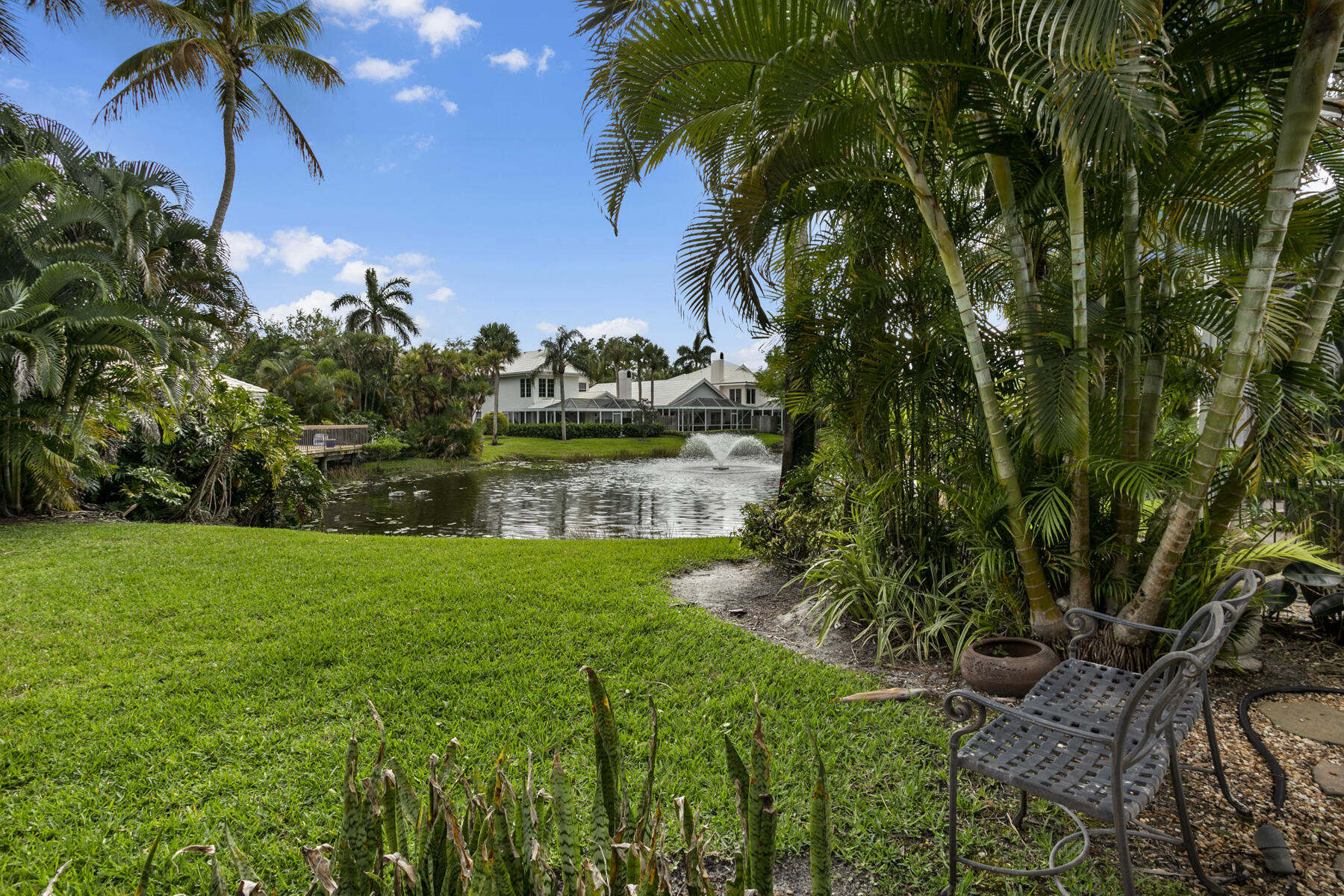 262 Canterbury Drive W