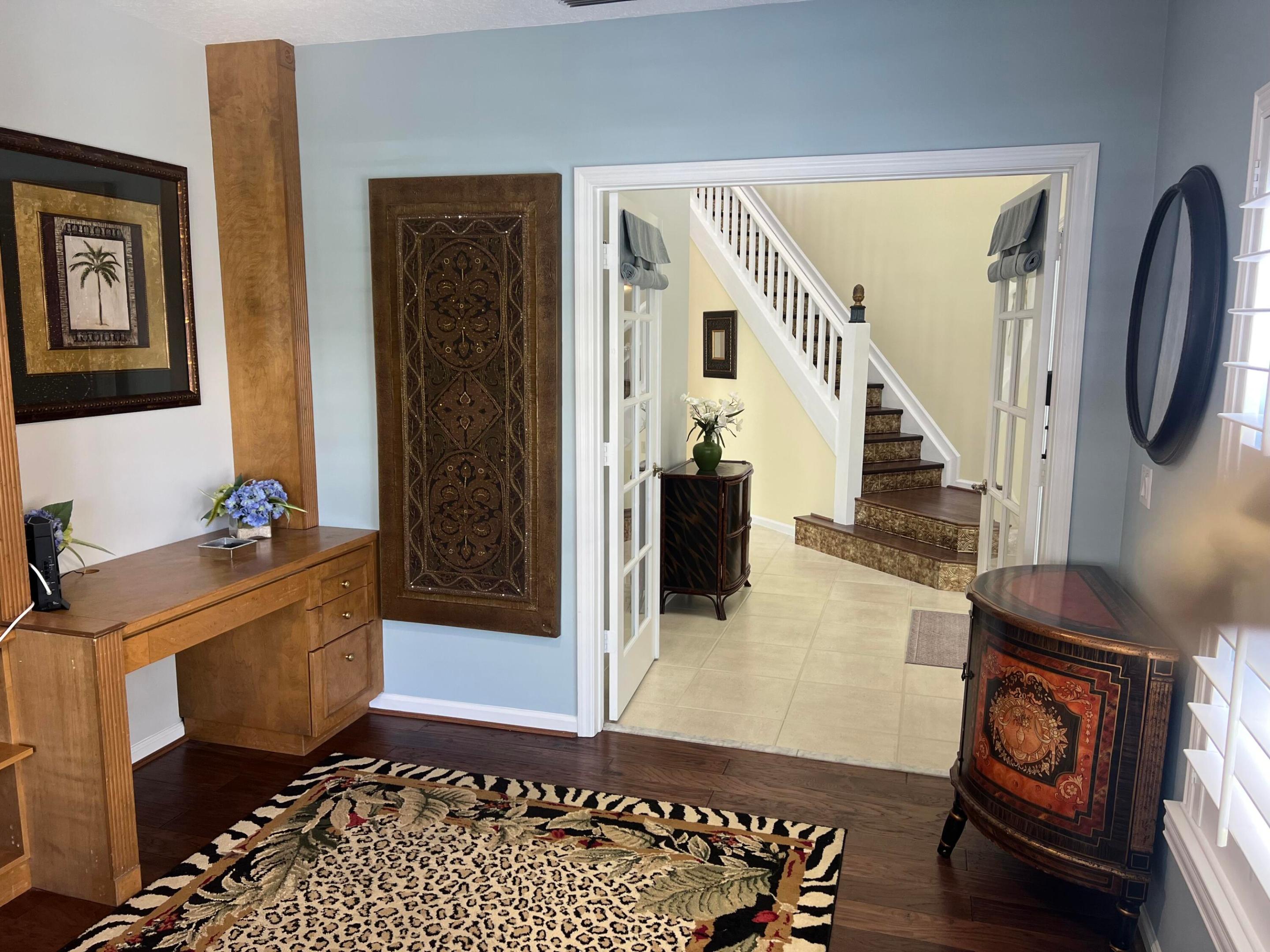 262 Canterbury Drive W