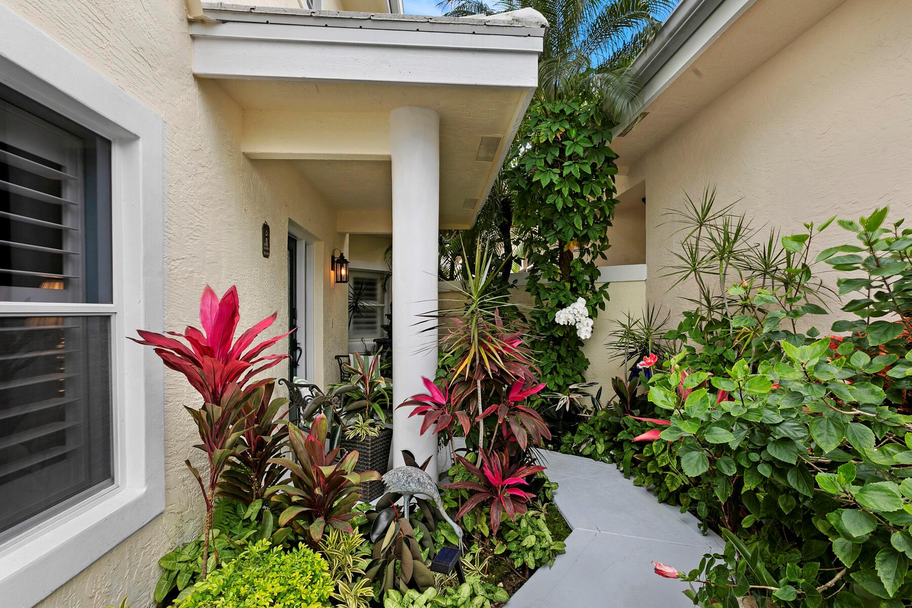 262 Canterbury Drive W