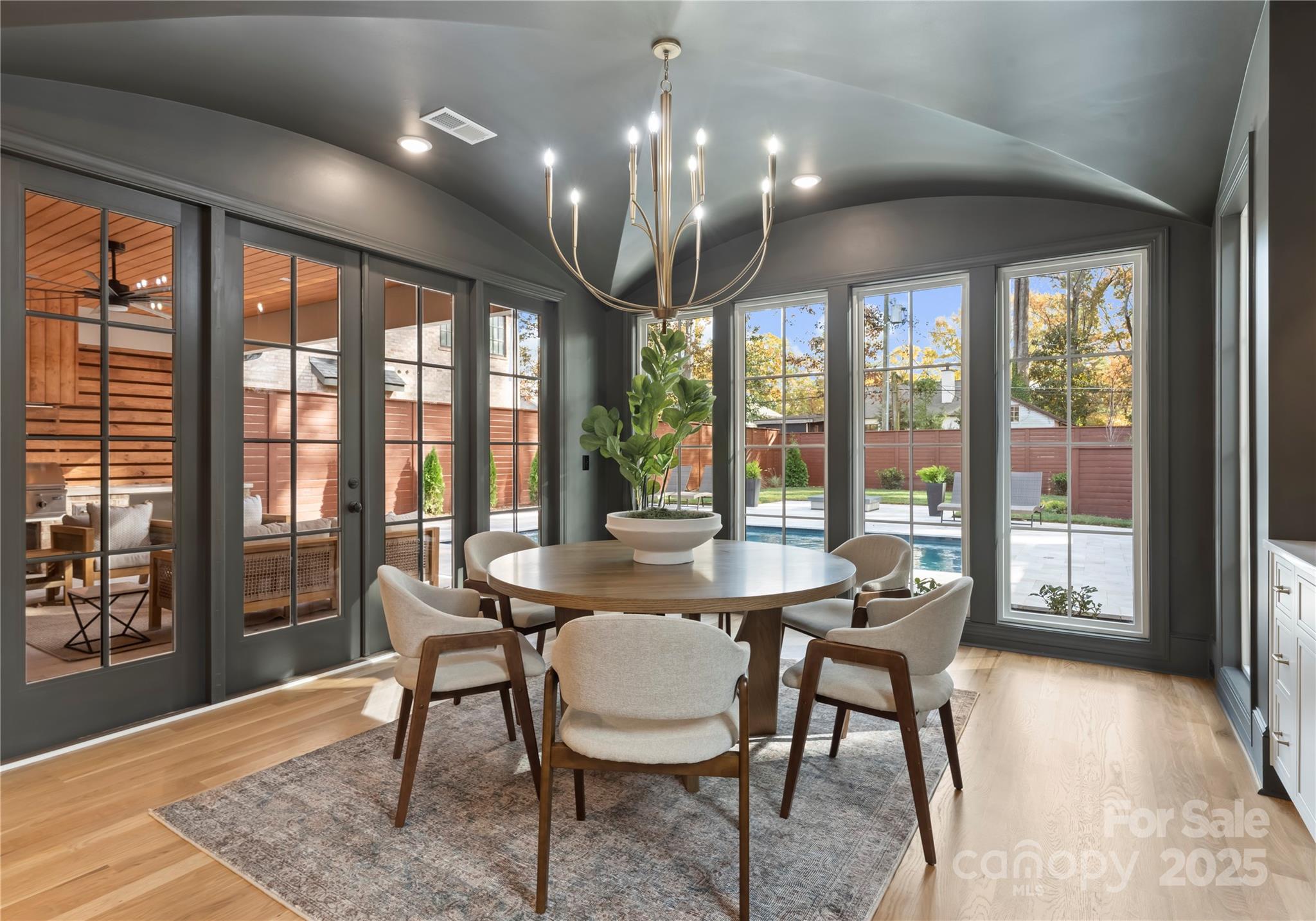 150 N Canterbury Road