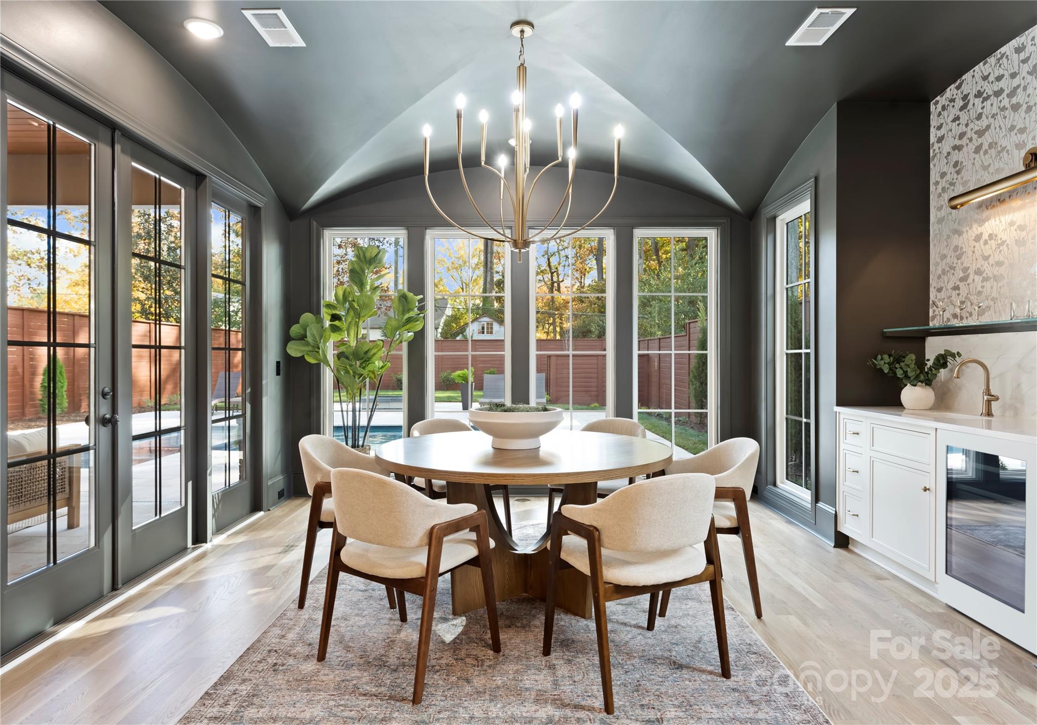 150 N Canterbury Road