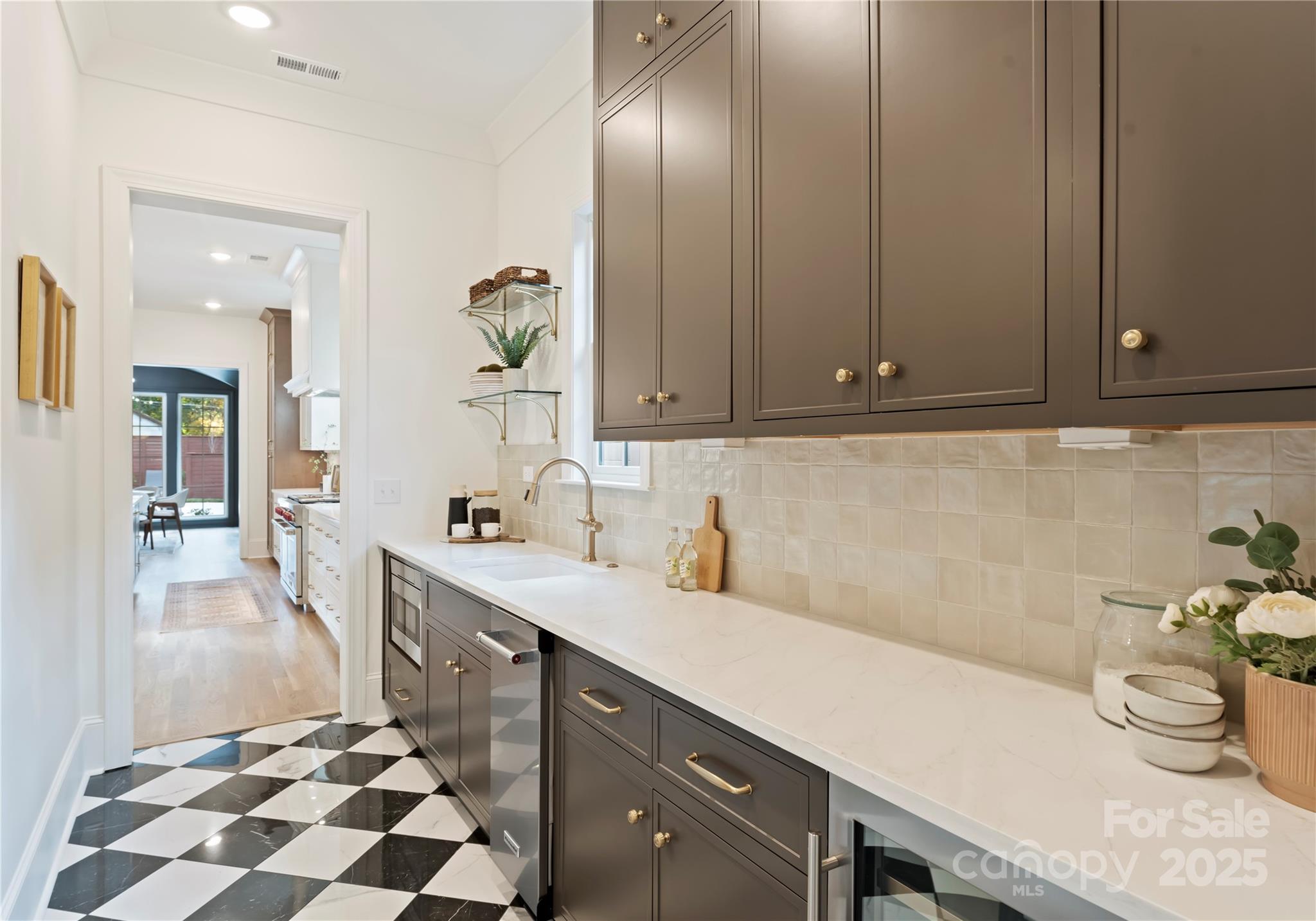 150 N Canterbury Road