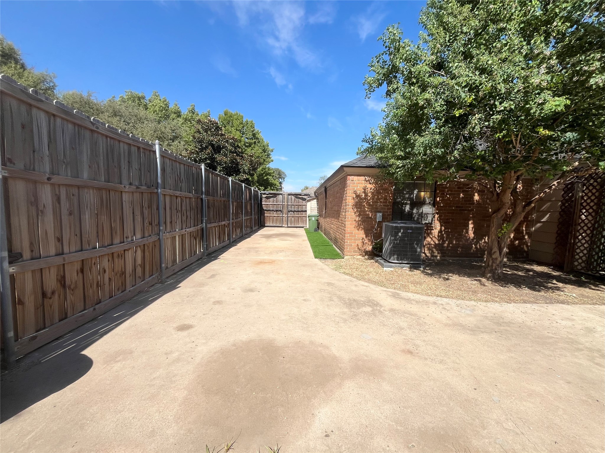 213 Circleview Drive S