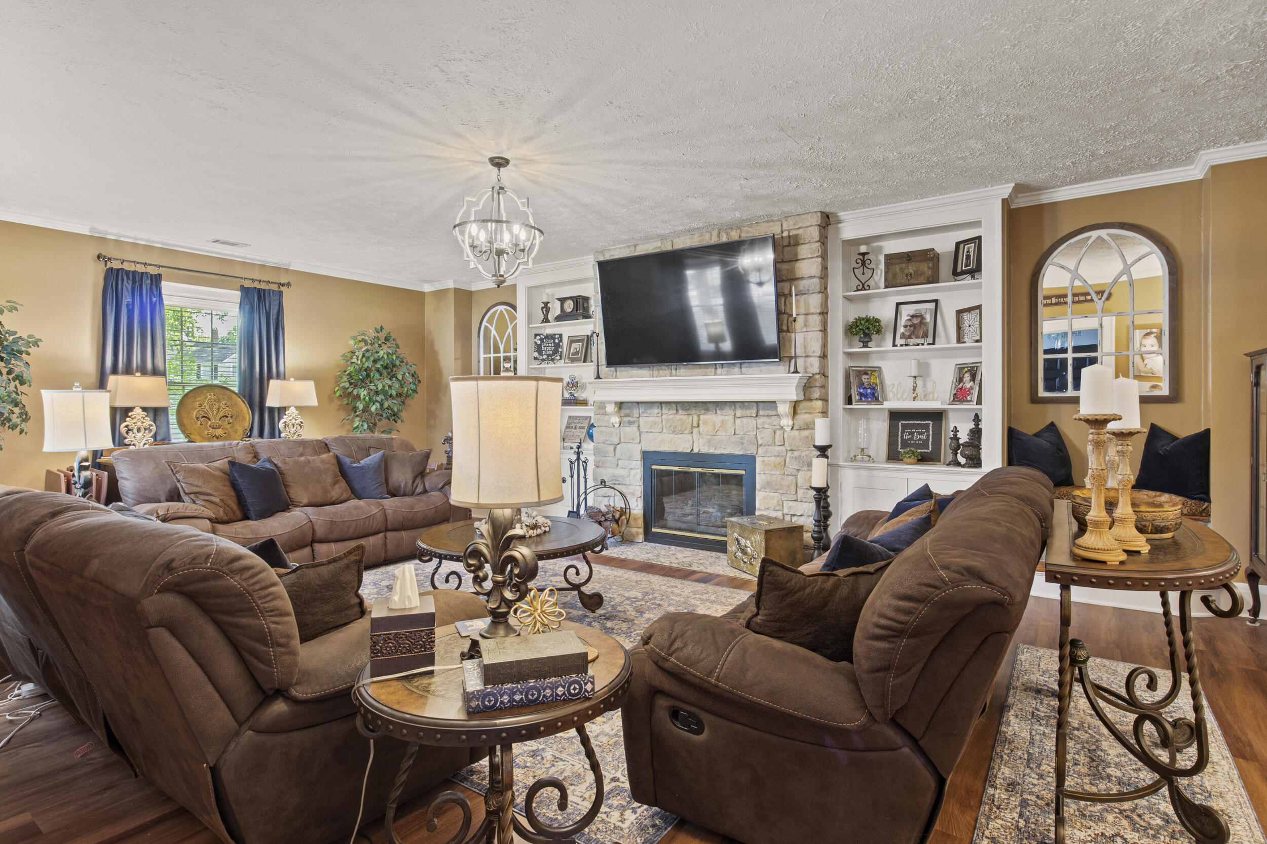 4 Moundale Avenue