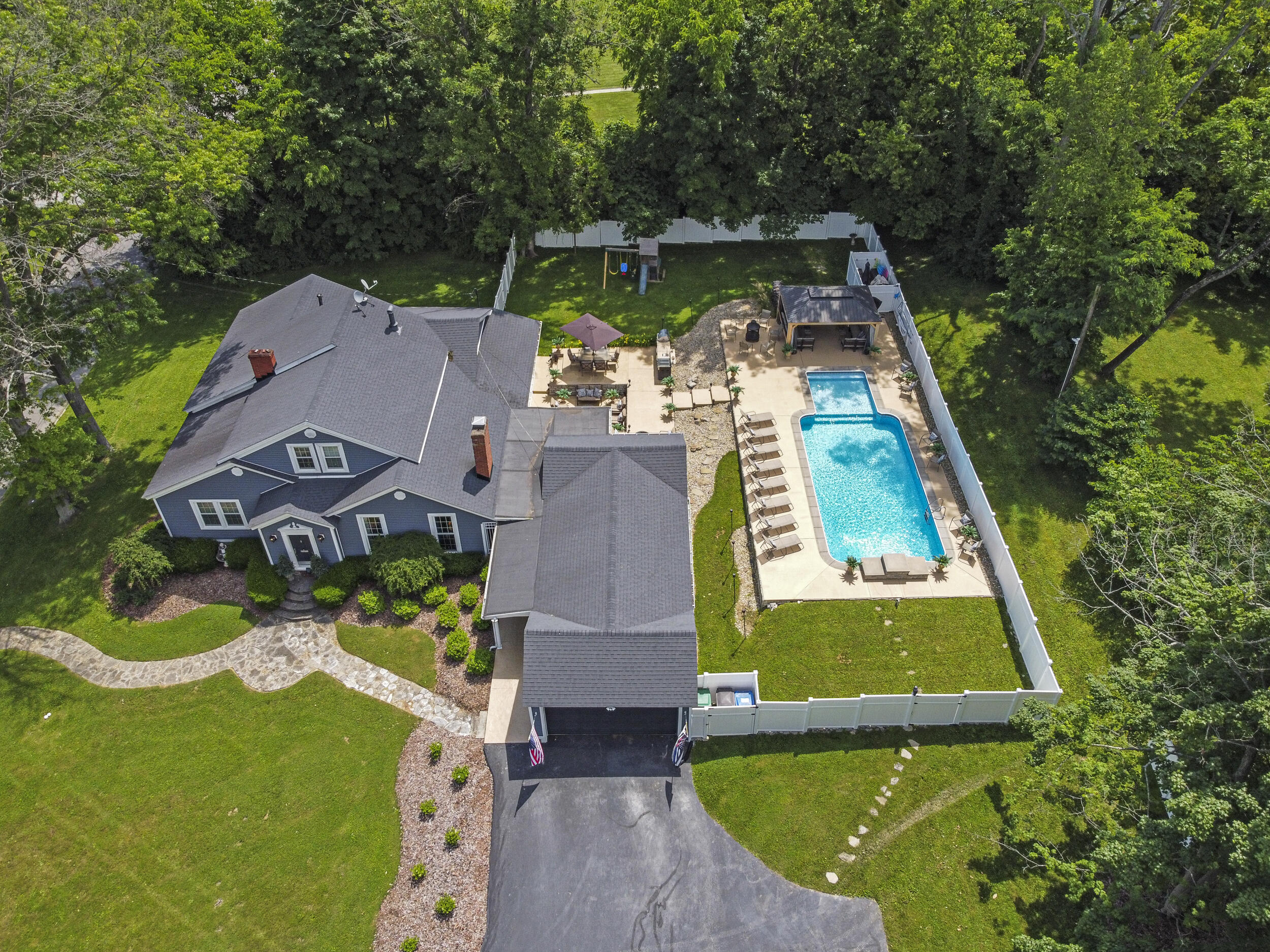 4 Moundale Avenue