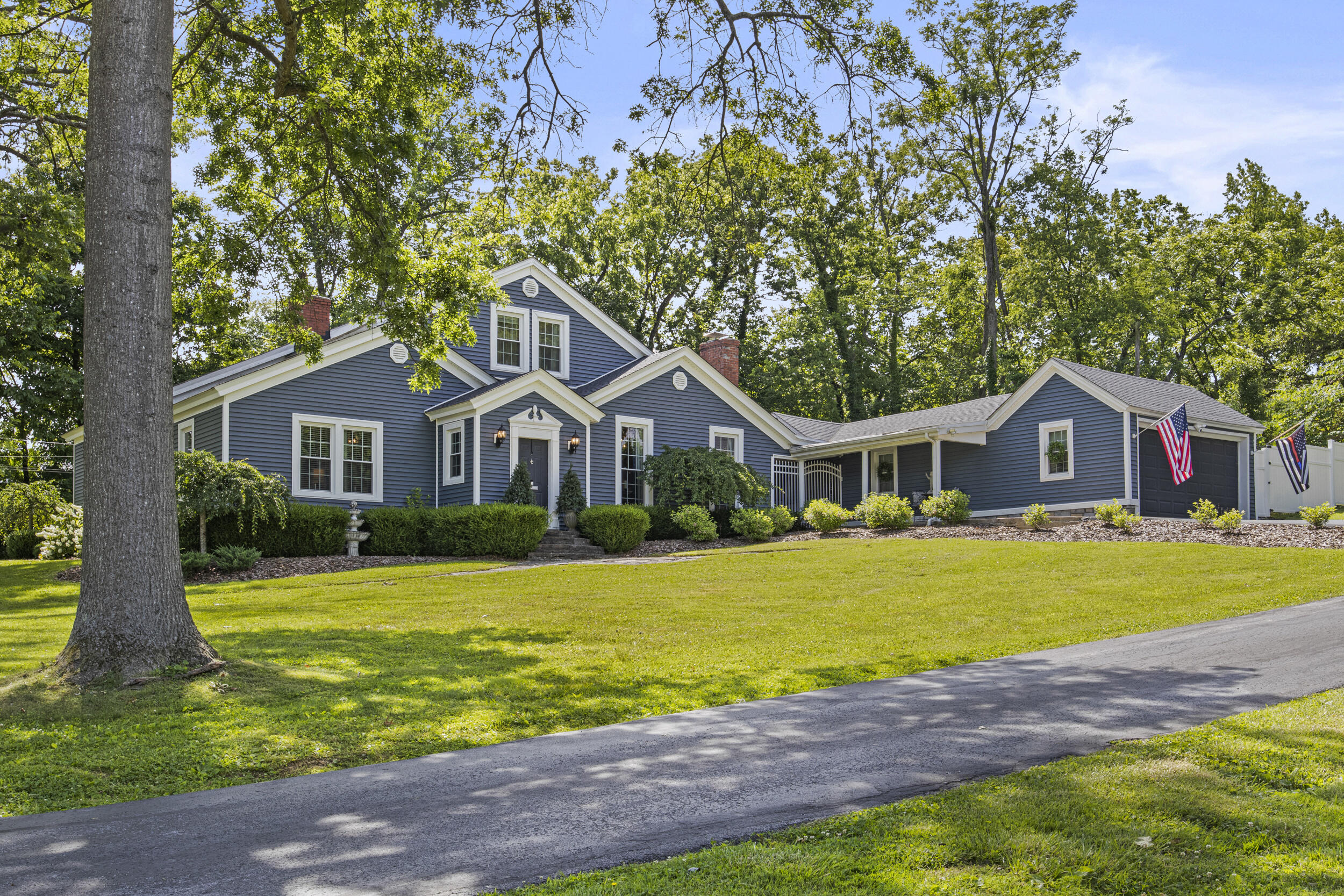 4 Moundale Avenue