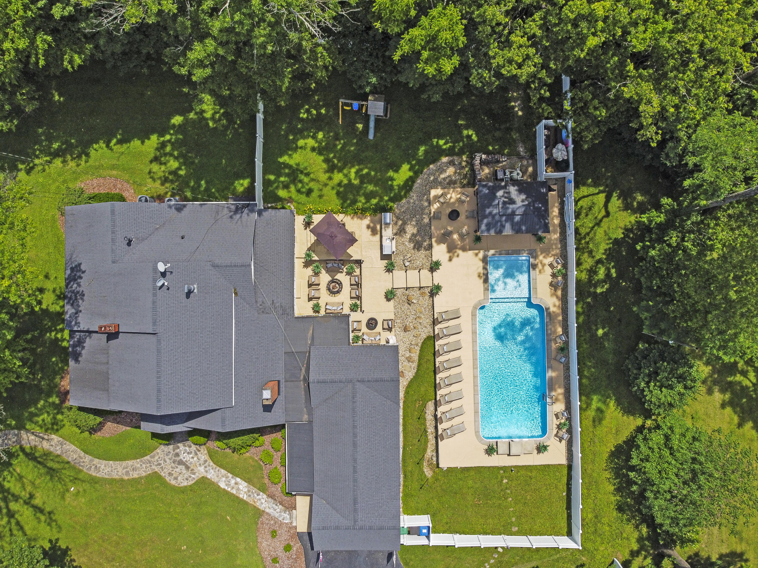 4 Moundale Avenue