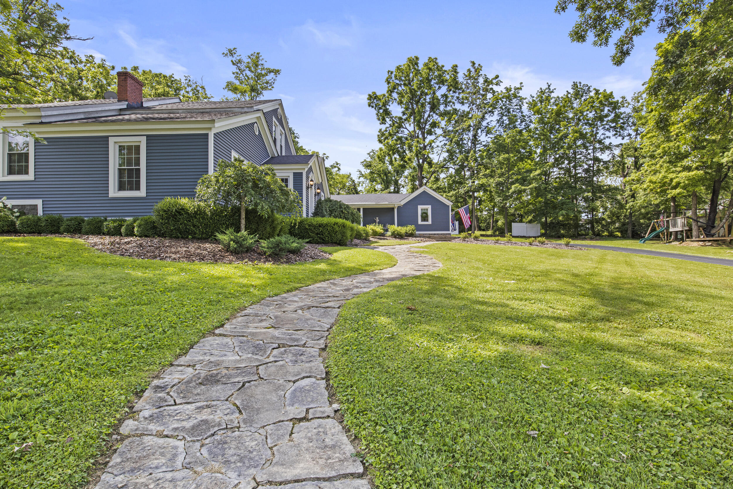 4 Moundale Avenue