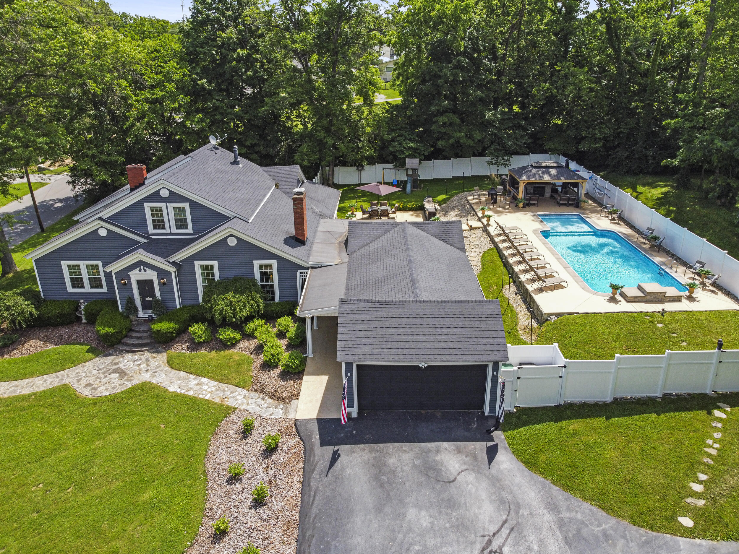 4 Moundale Avenue