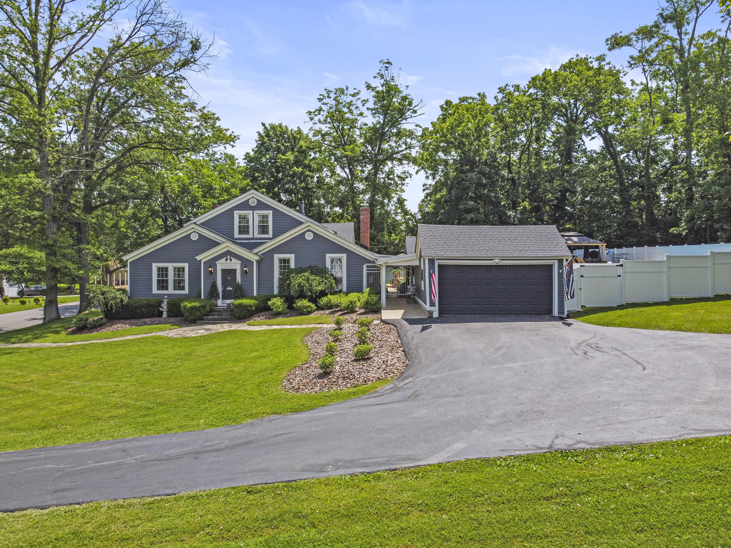 4 Moundale Avenue