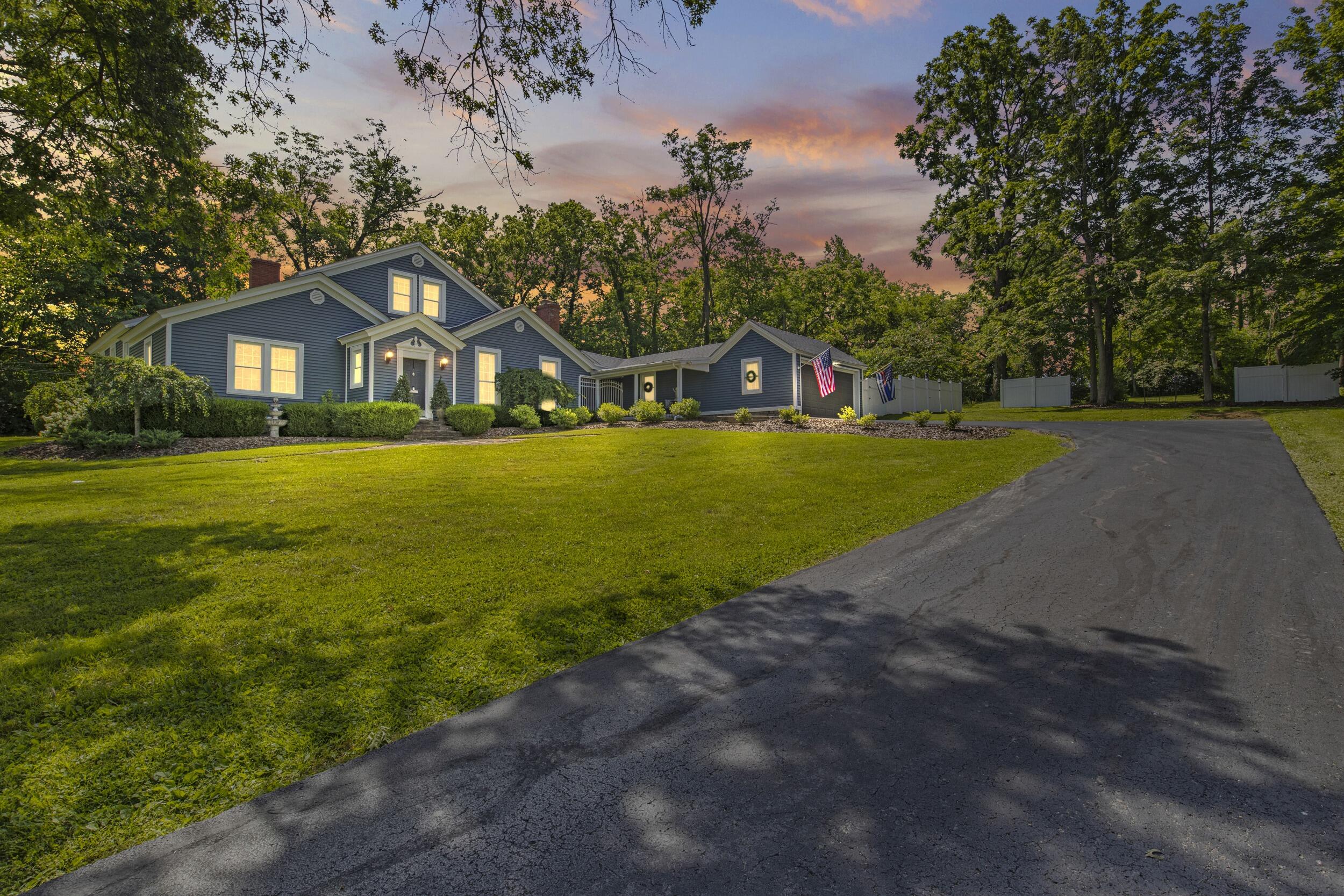 4 Moundale Avenue