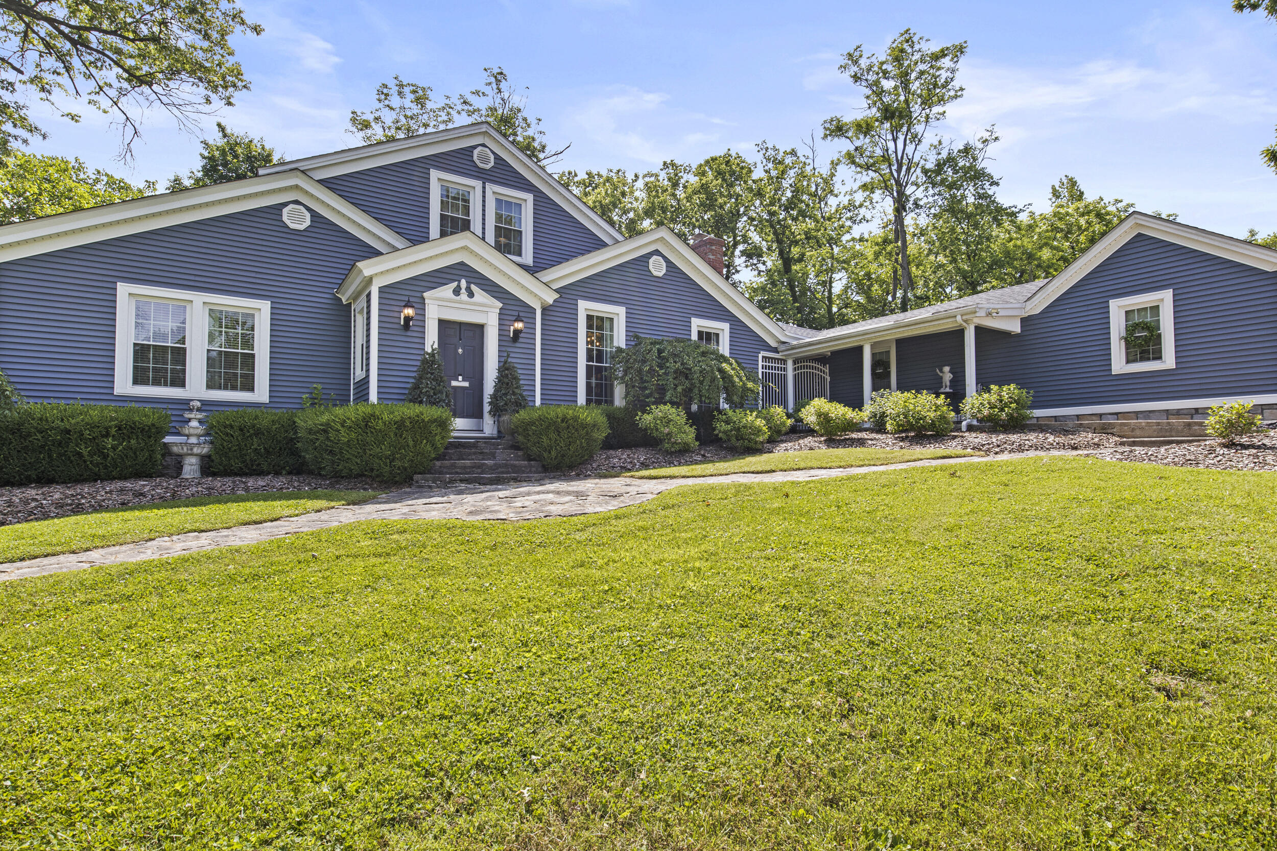 4 Moundale Avenue