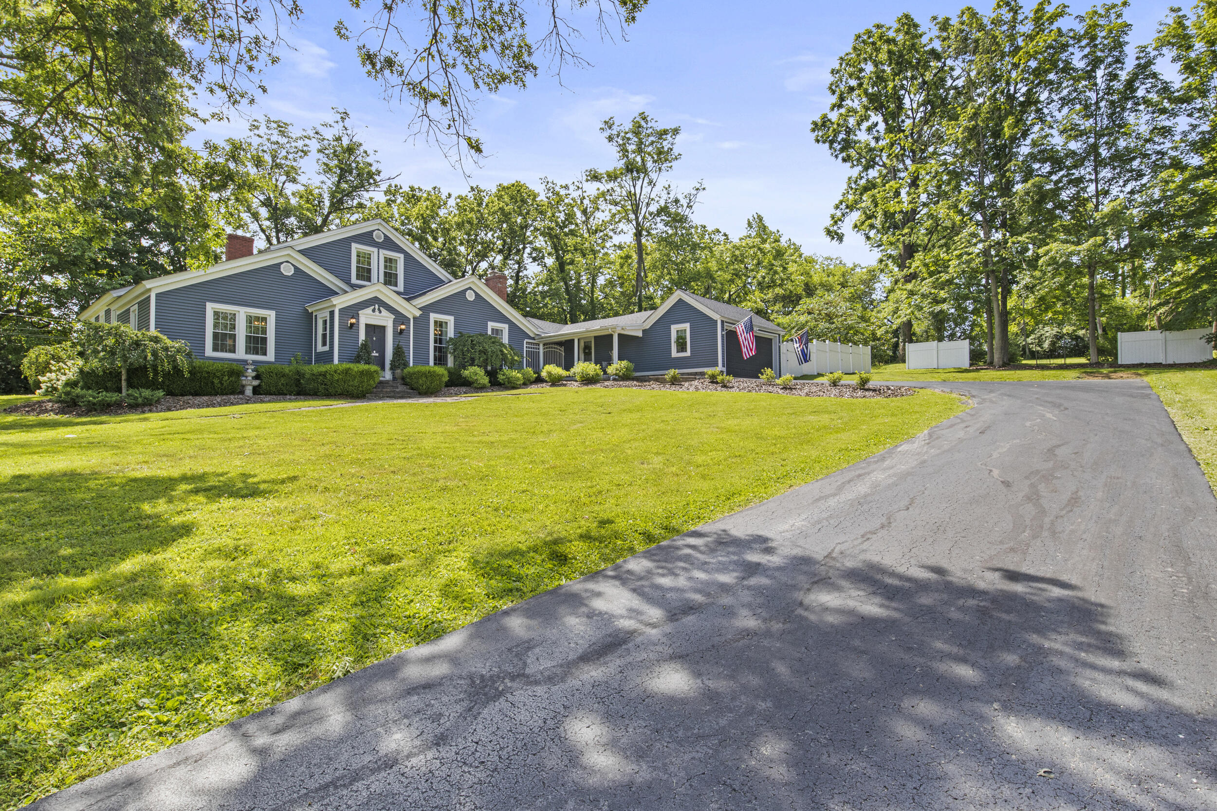 4 Moundale Avenue