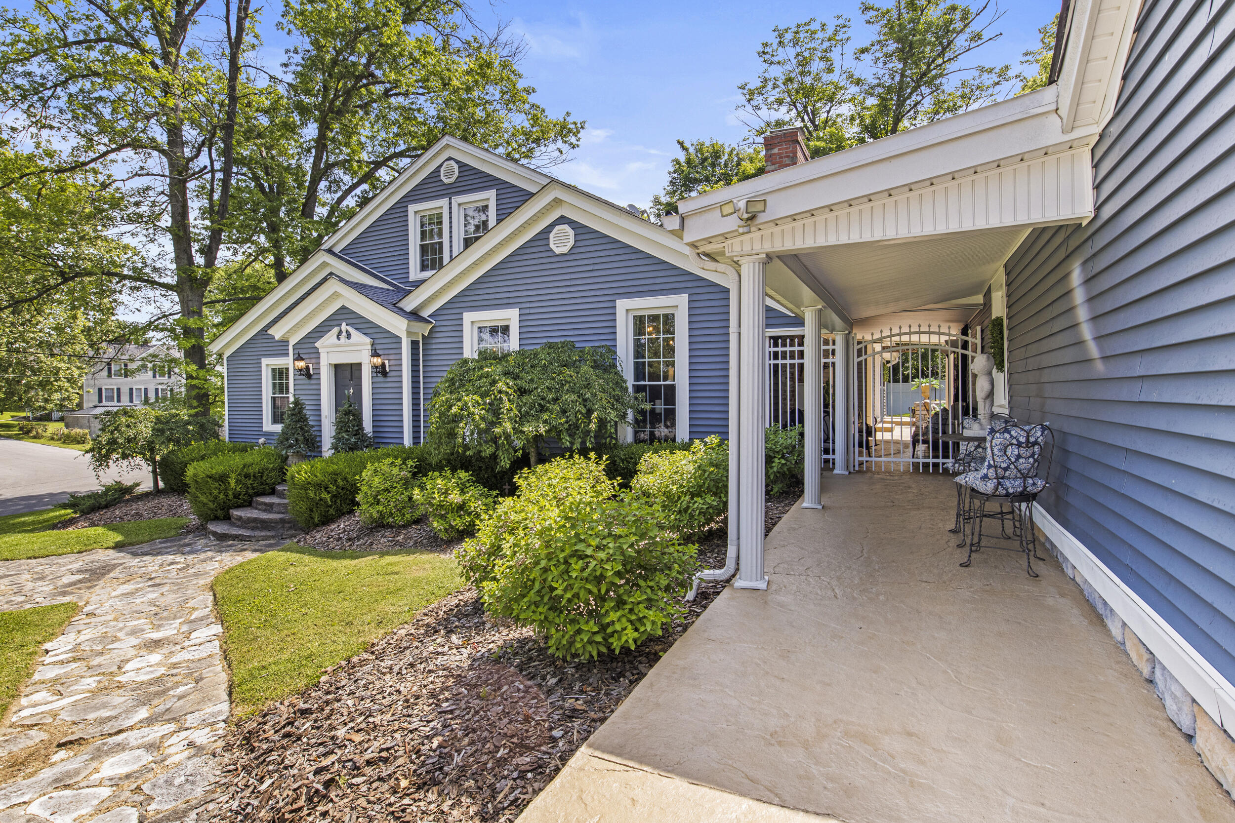 4 Moundale Avenue