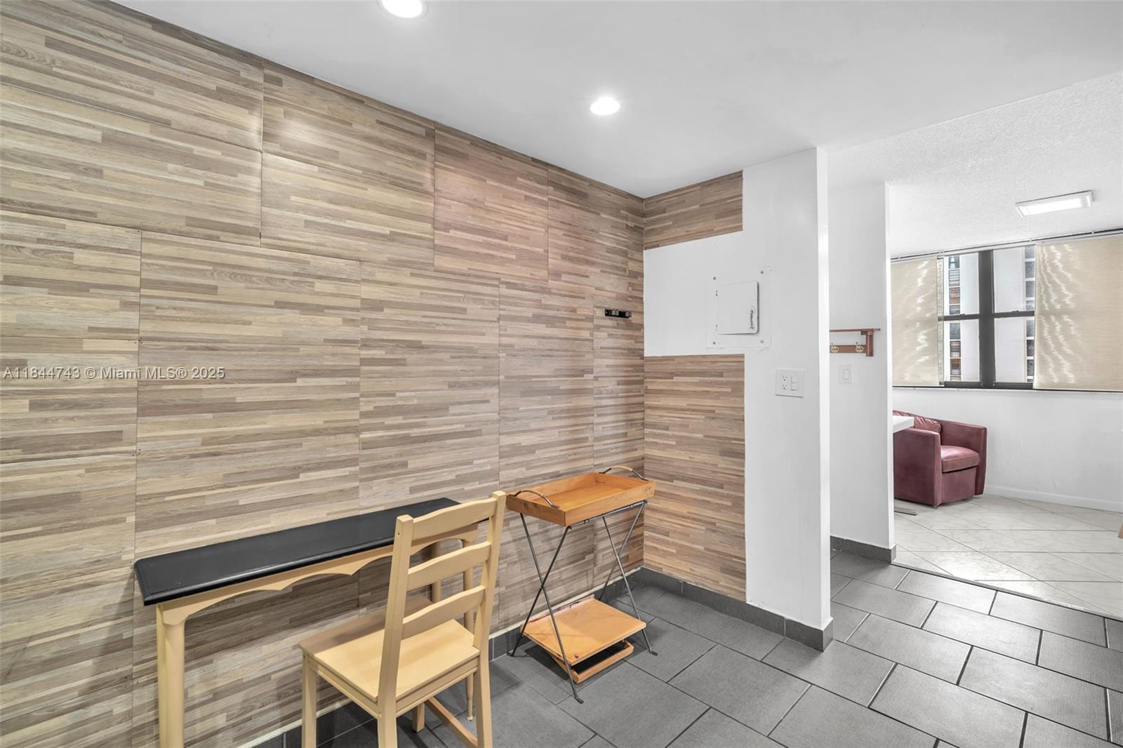 2450 NE 135th St # 401