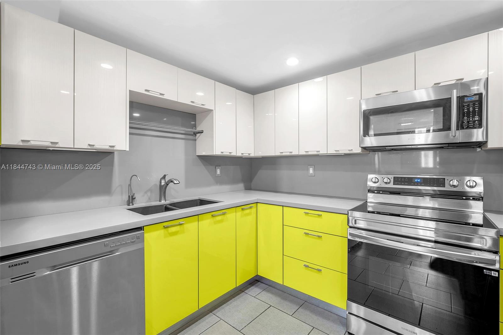 2450 NE 135th St # 401