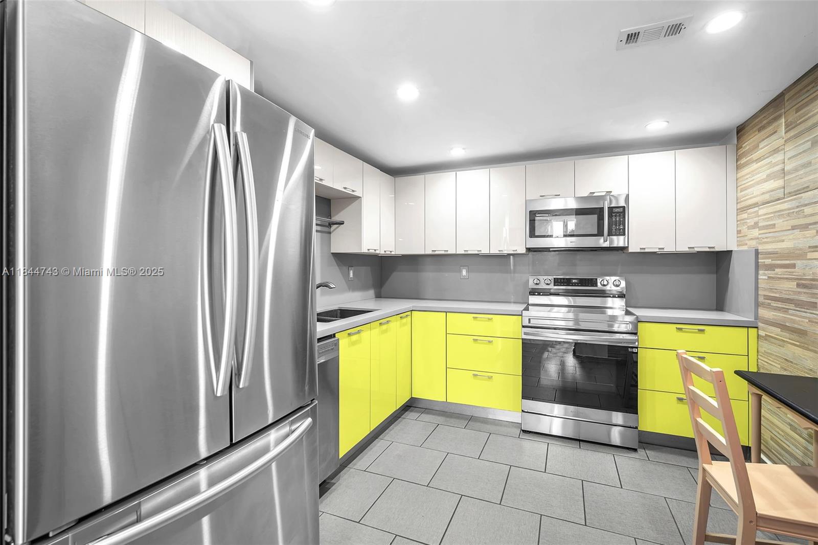 2450 NE 135th St # 401