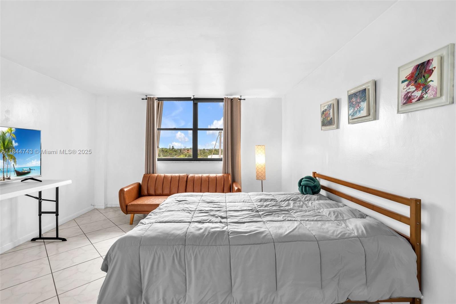 2450 NE 135th St # 401