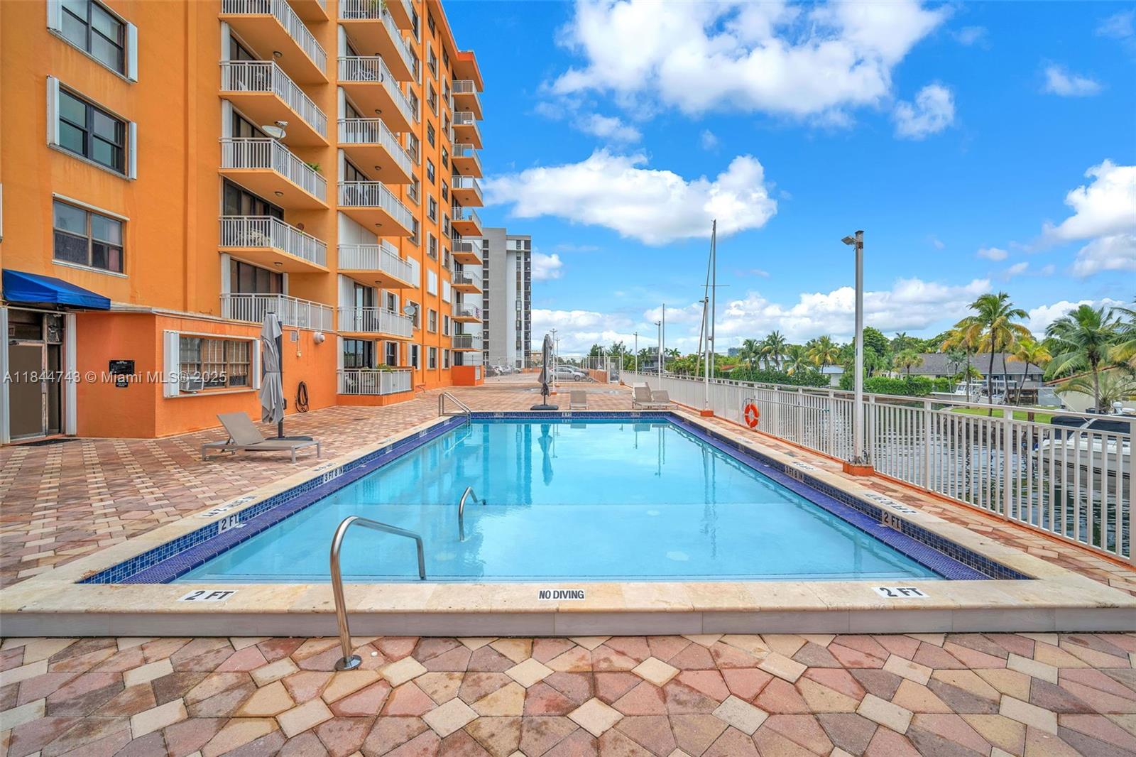 2450 NE 135th St # 401