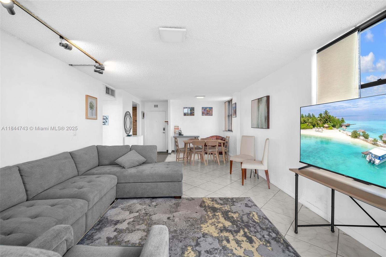 2450 NE 135th St # 401