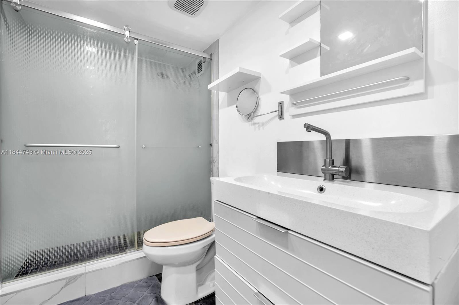 2450 NE 135th St # 401