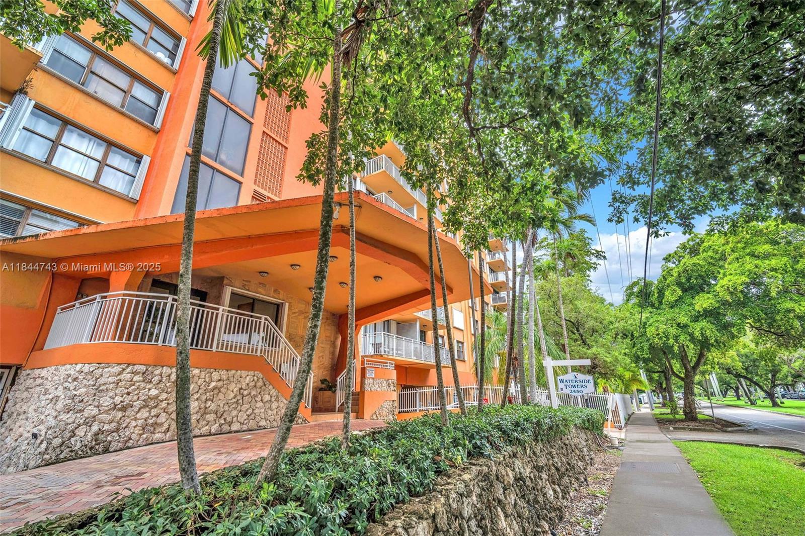 2450 NE 135th St # 401