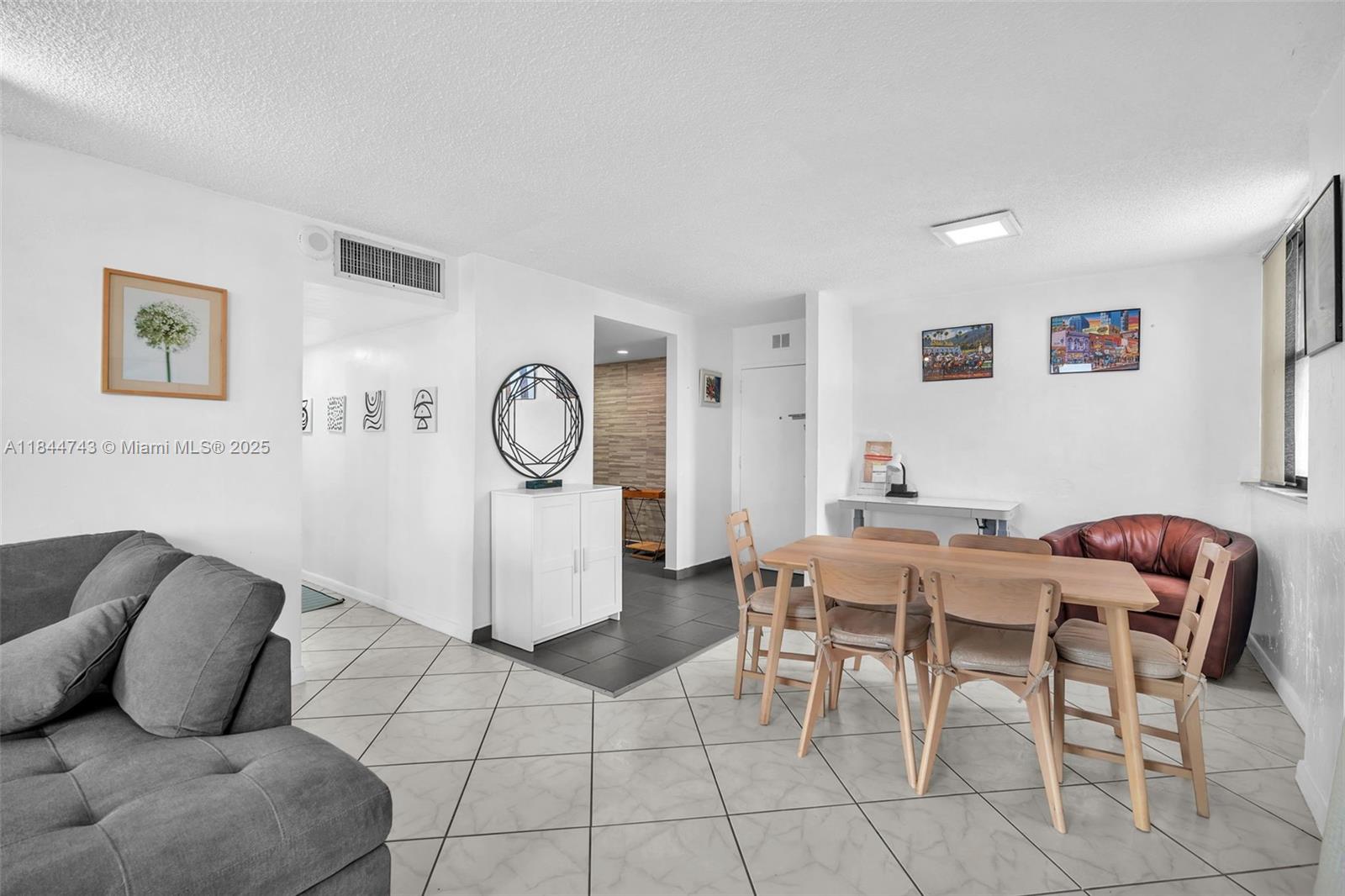 2450 NE 135th St # 401