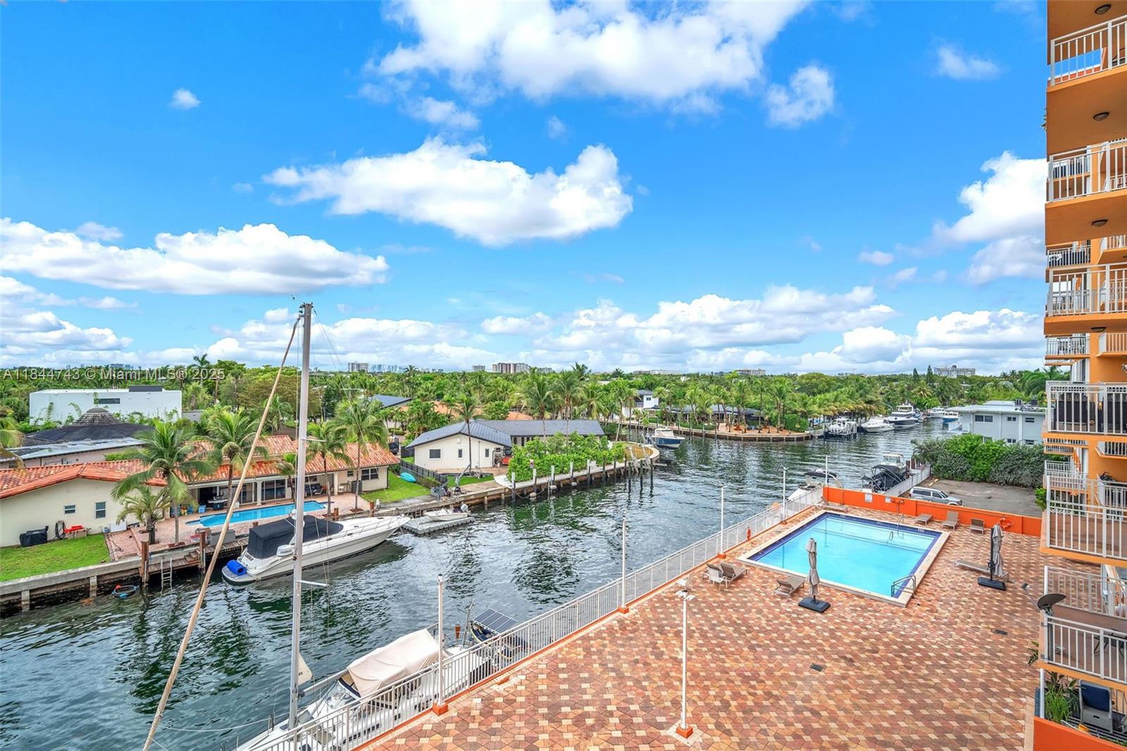 2450 NE 135th St # 401